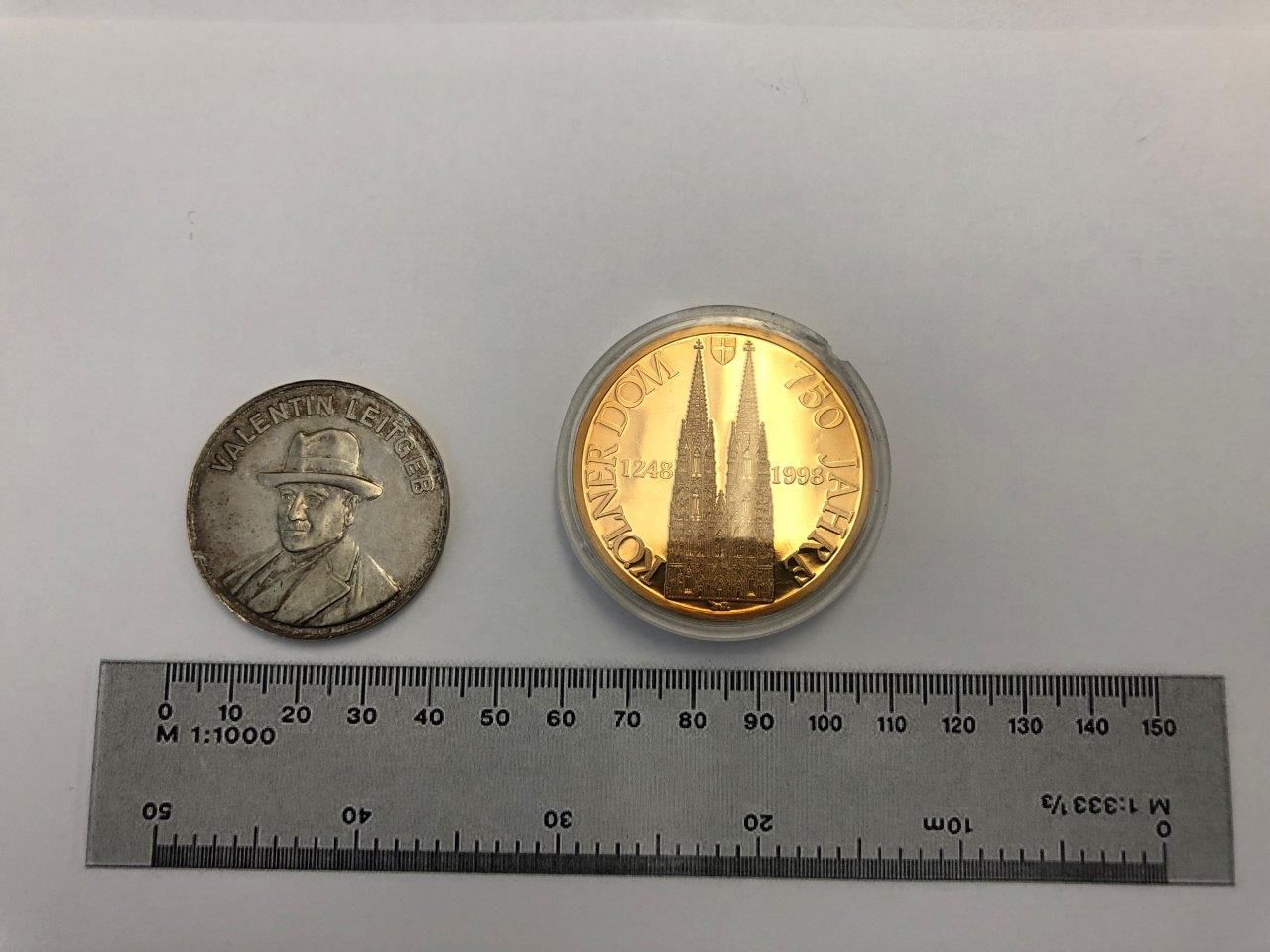Diese beiden Gedenkmünzen wurden in einem Regenschirm versteckt gefunden.