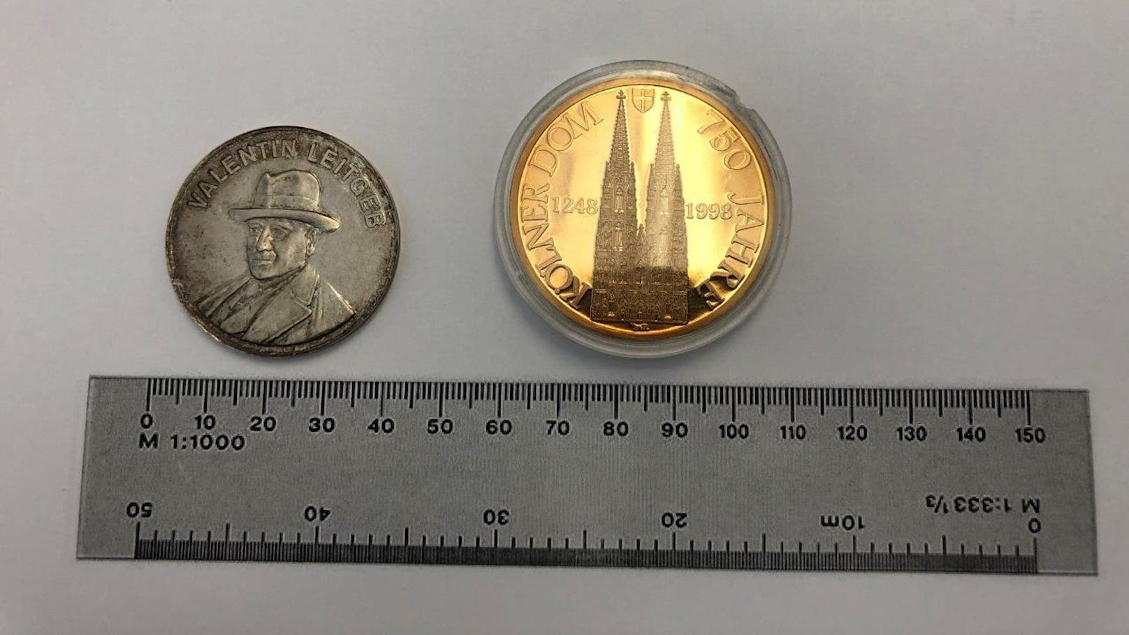 Diese beiden Gedenkmünzen wurden in einem Regenschirm versteckt gefunden.