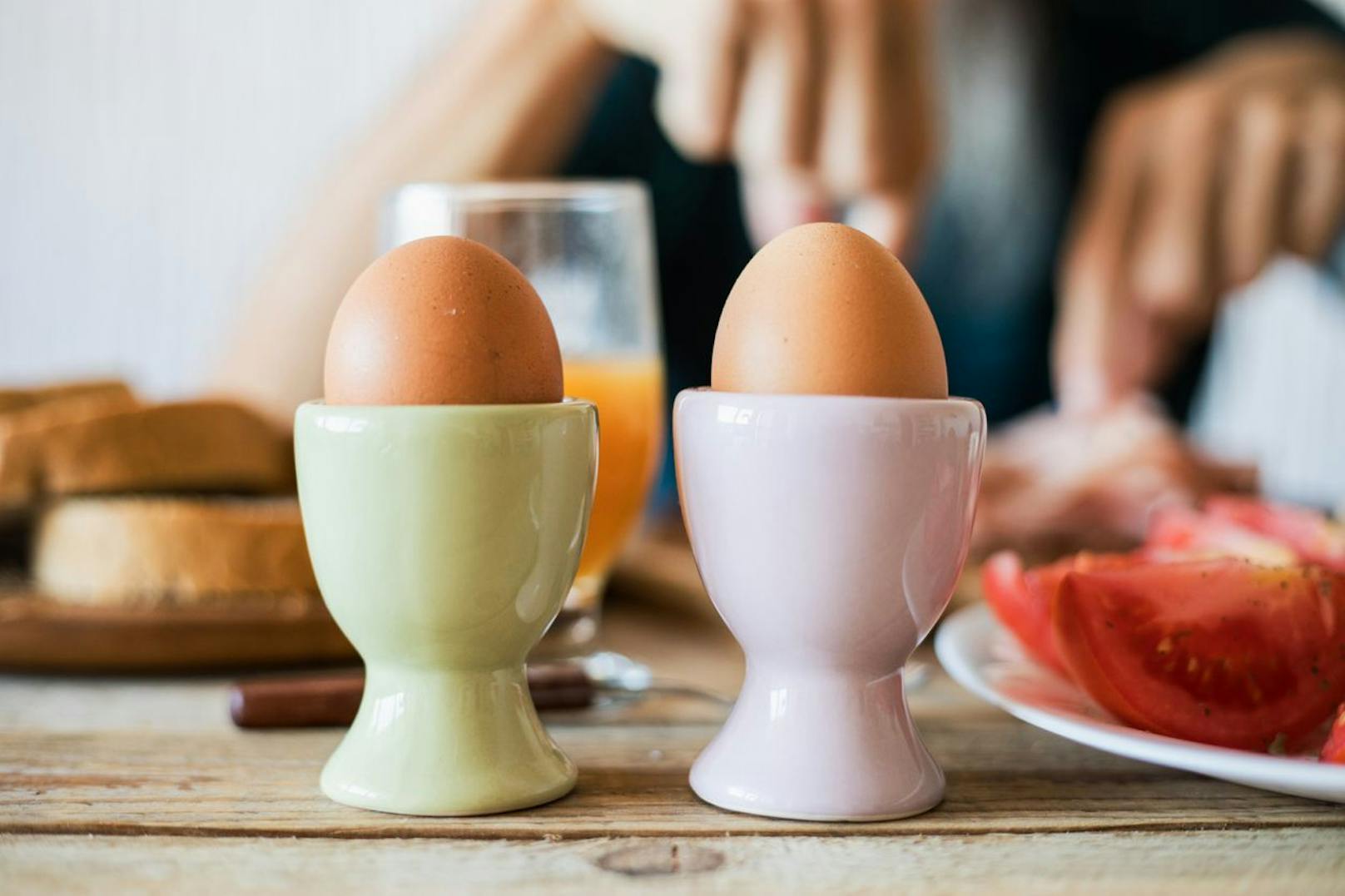 Auch Eier enthalten viel Eiweiß und versorgen dich mit einer kalorienarmen Ernährung. Wenn du diese kochst oder backst ersparst du die nur noch mehr Kalorien.