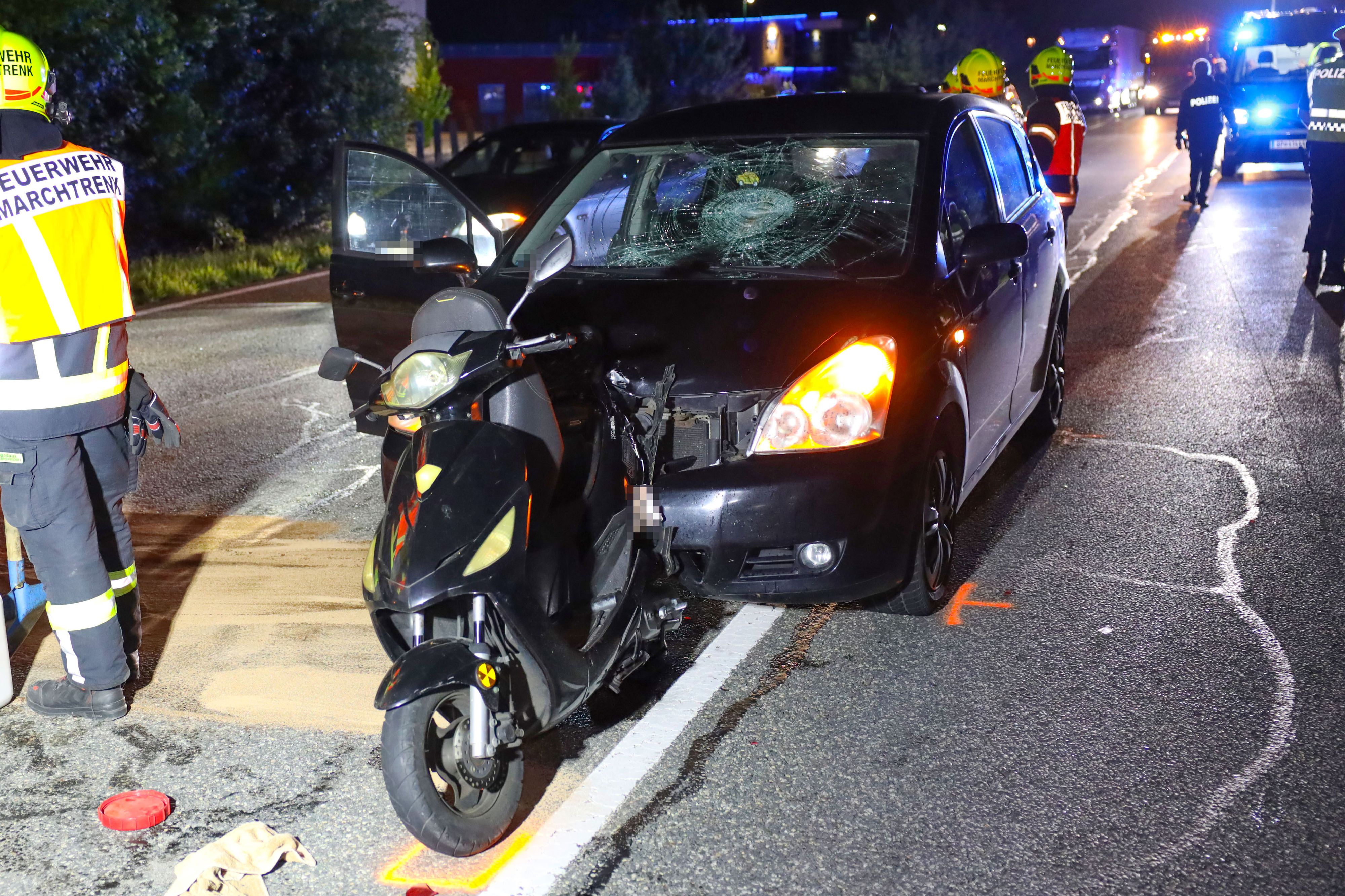 Schwerer Verkehrsunfall zwischen PKW und Motorroller in Wels-Schafwiesen