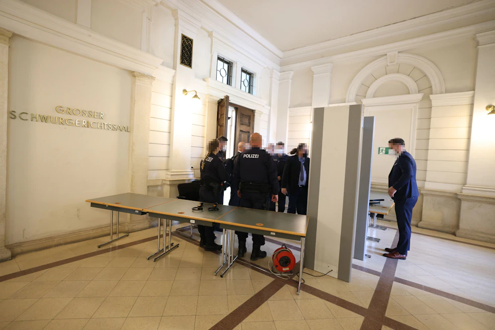 Höchste Sicherheitsvorkehrungen am Wiener Landesgericht – doch der Hauptangeklagte kam nicht.