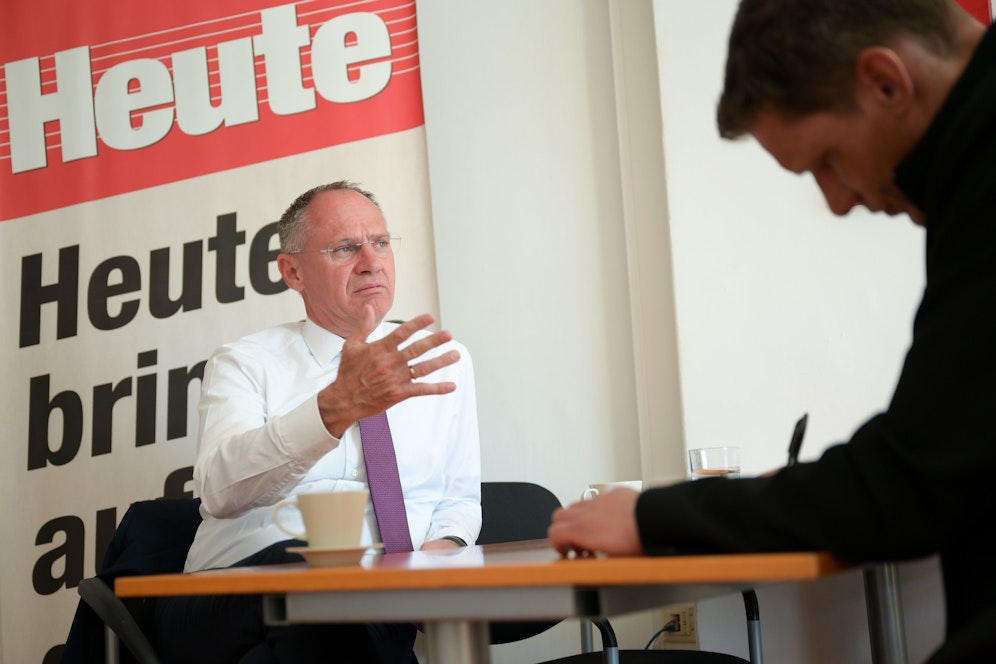 Innenminister Gerhard Karner im Interview bei <em>Heute</em> in Sankt Pölten am Rathausplatz.