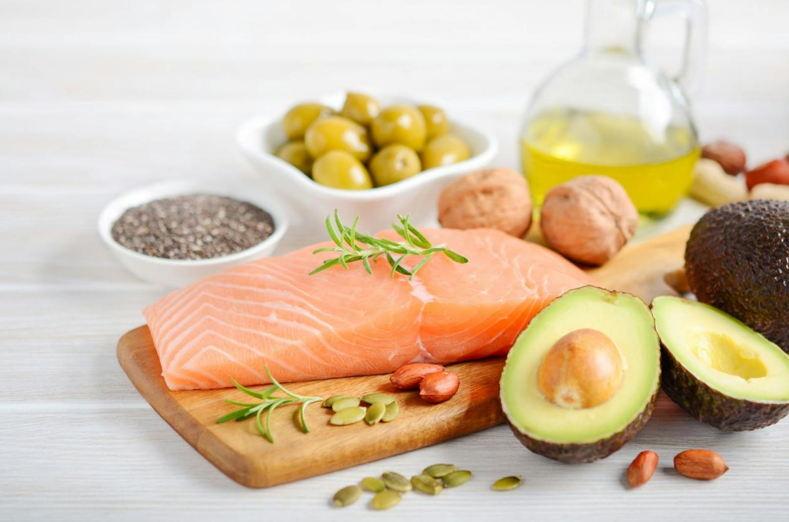 Fisch und weitere Lebensmittel mit Omega-3-Fettsäuren eignen sich als perfektes Essen, um ungewollten Fett zu verbrennen. Außerdem hilft dir Fisch auch an anderen Problemzonen wie deinem Bauch abzunehmen.