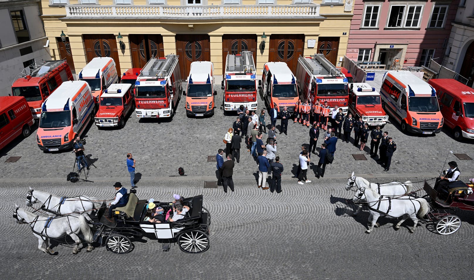 Ein Blick auf die Fahrzeuge im Rahmen der Verabschiedung eines Konvois mit 16 Einsatzfahrzeugen für die Ukraine am Dienstag, 31. Mai 2022, in Wien.