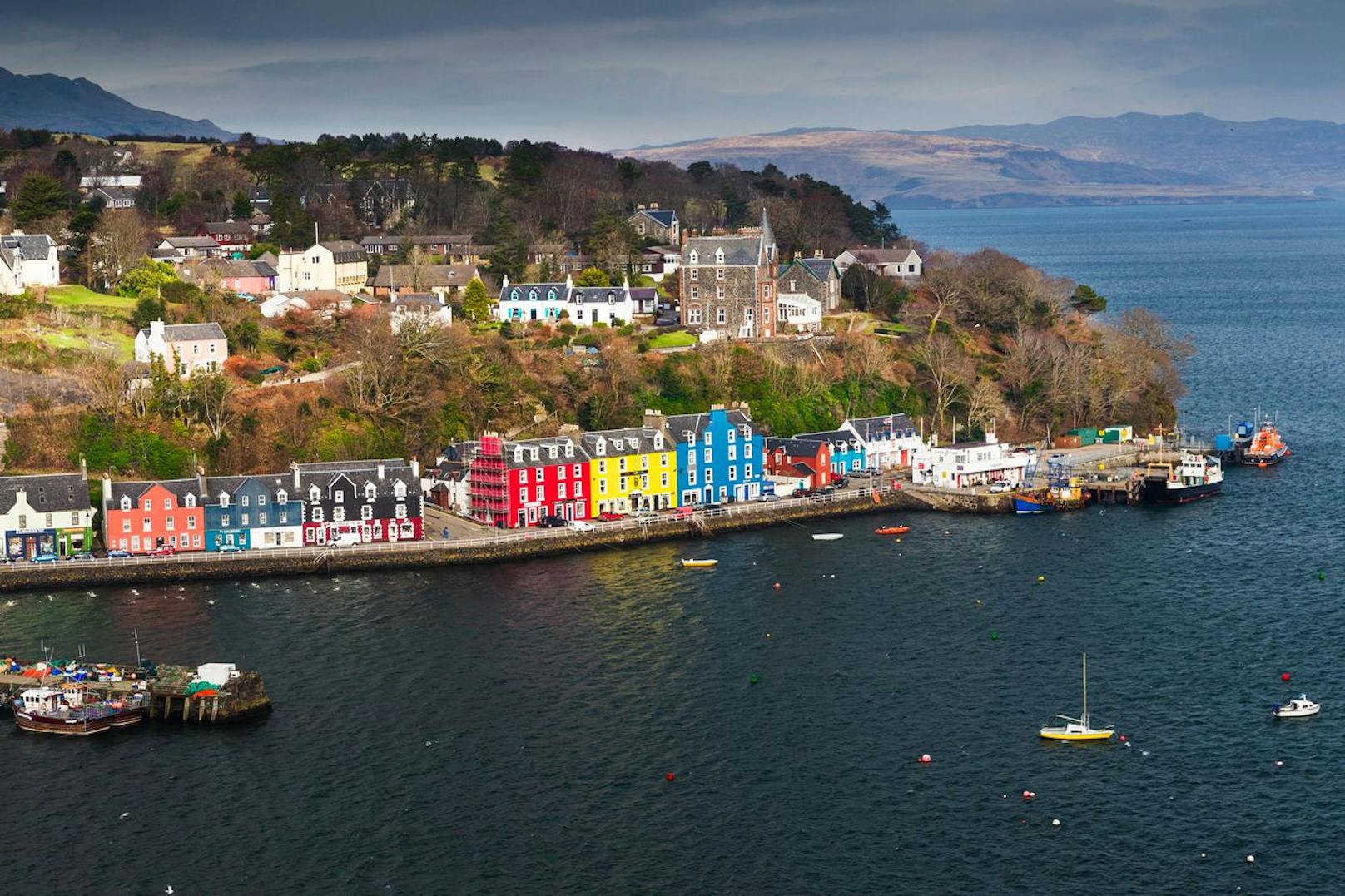 Das Dorf Tobermory auf der Insel Mull an der Westküste Schottlands.