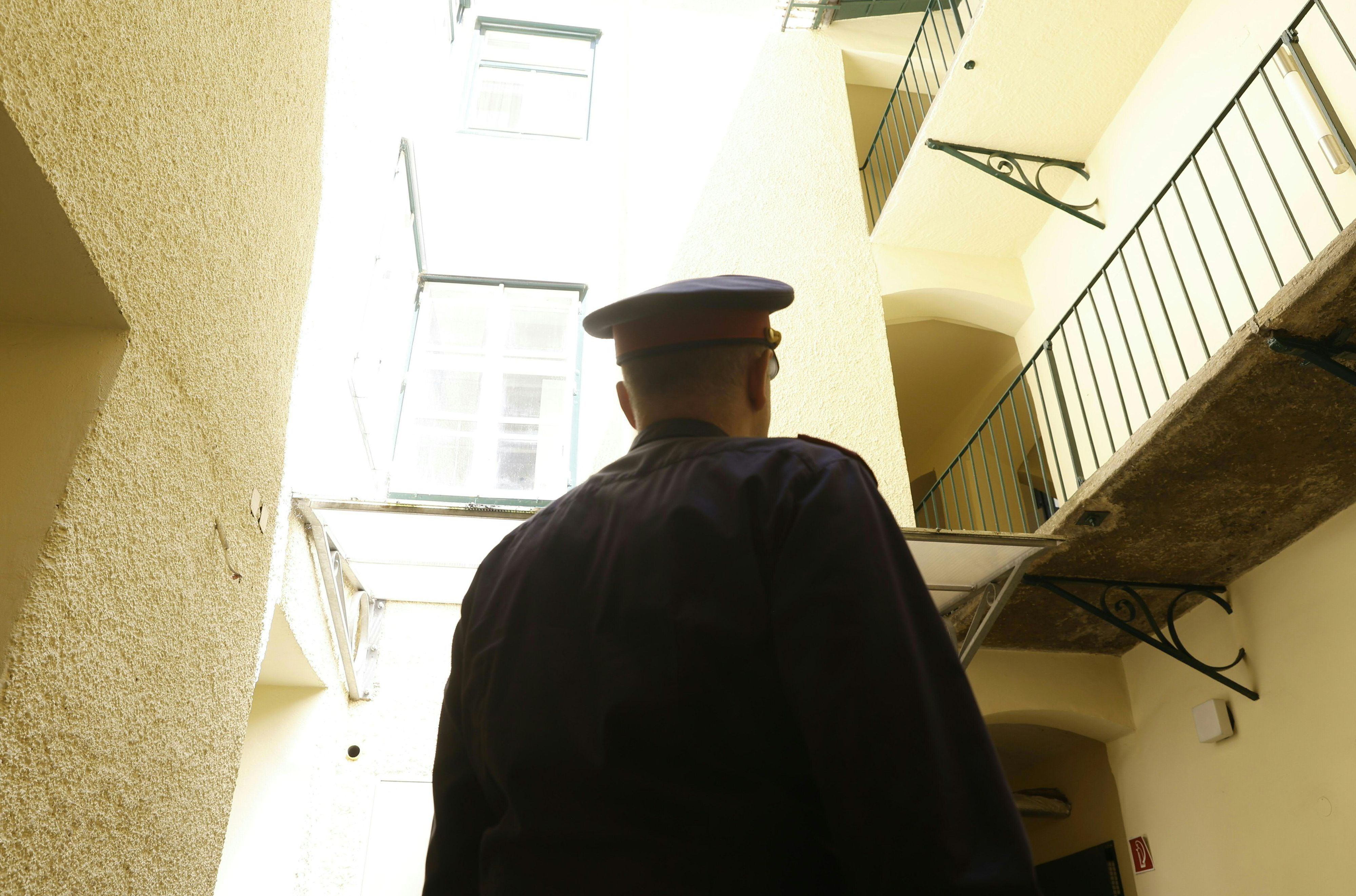 Download von www.picturedesk.com am 01.06.2022 (12:15).  ABD0088_20220531 - GRAZ - ÖSTERREICH: ZU APA0238 VOM 31.5.2022 - Ein fünfjähriges Kind ist am Dienstag, 31. Mai 2022 in Graz mit einem Messer attackiert und schwer verletzt worden. Die Tat wurde in einer Wohnung in der Grazer Innenstadt verübt. Im Bild: Ein Polizist am Tatort, aufgenommen am Dienstag, 31. Mai 2022 in Graz. - FOTO: APA/ERWIN SCHERIAU - 20220531_PD3370 - Rechteinfo: Rights Managed (RM)