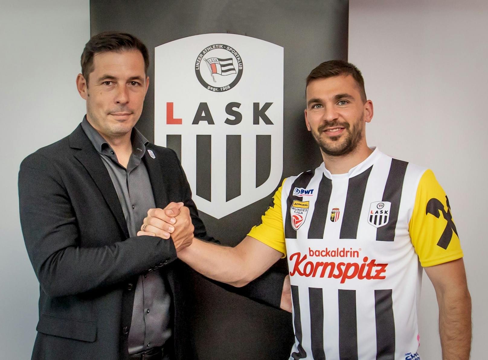 Filip Stojkovic mit LASK-Sportdirektor Radovan Vujanovic