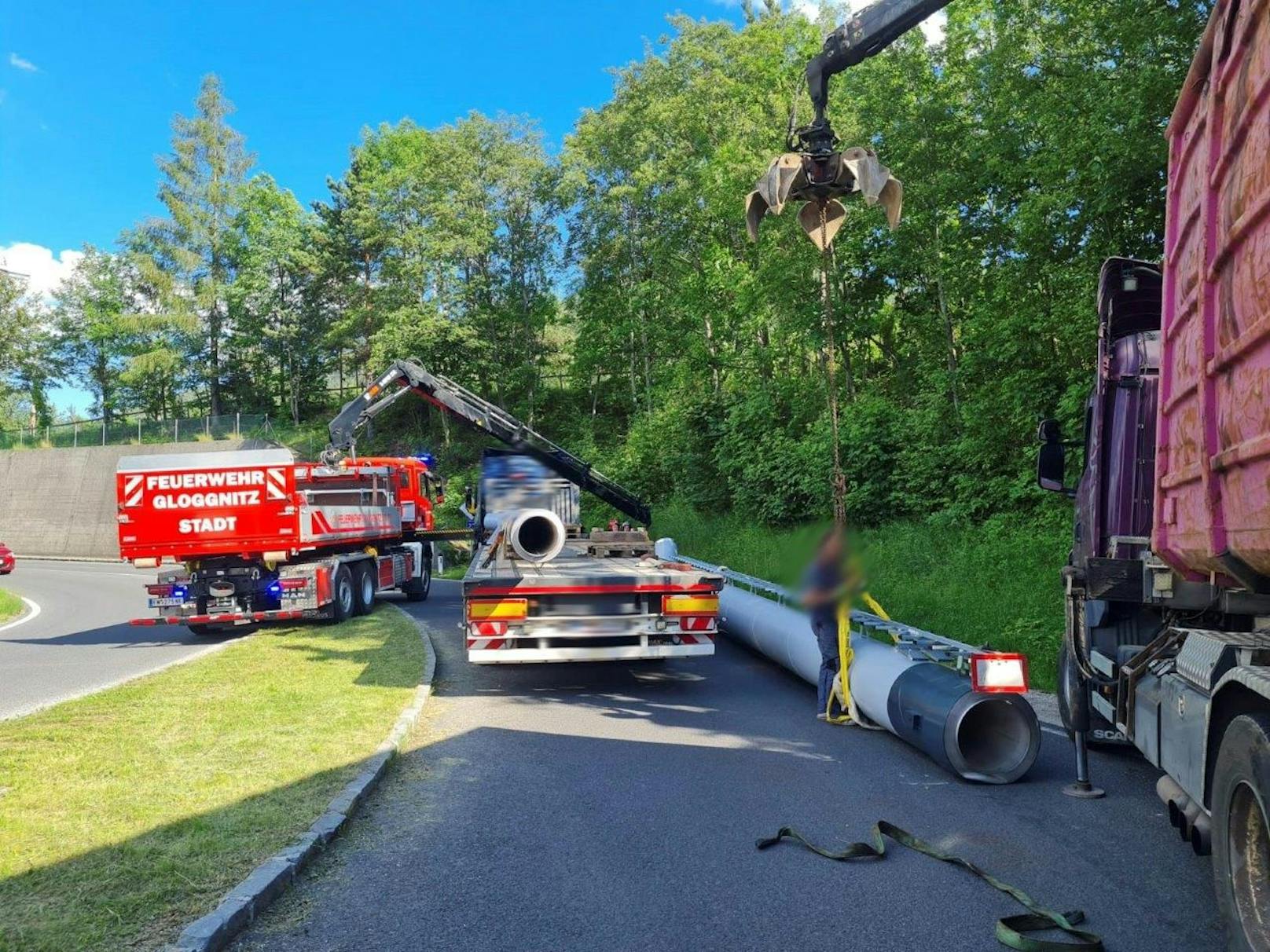 Lkw-Lenker verlor während der Fahrt Stahlmast
