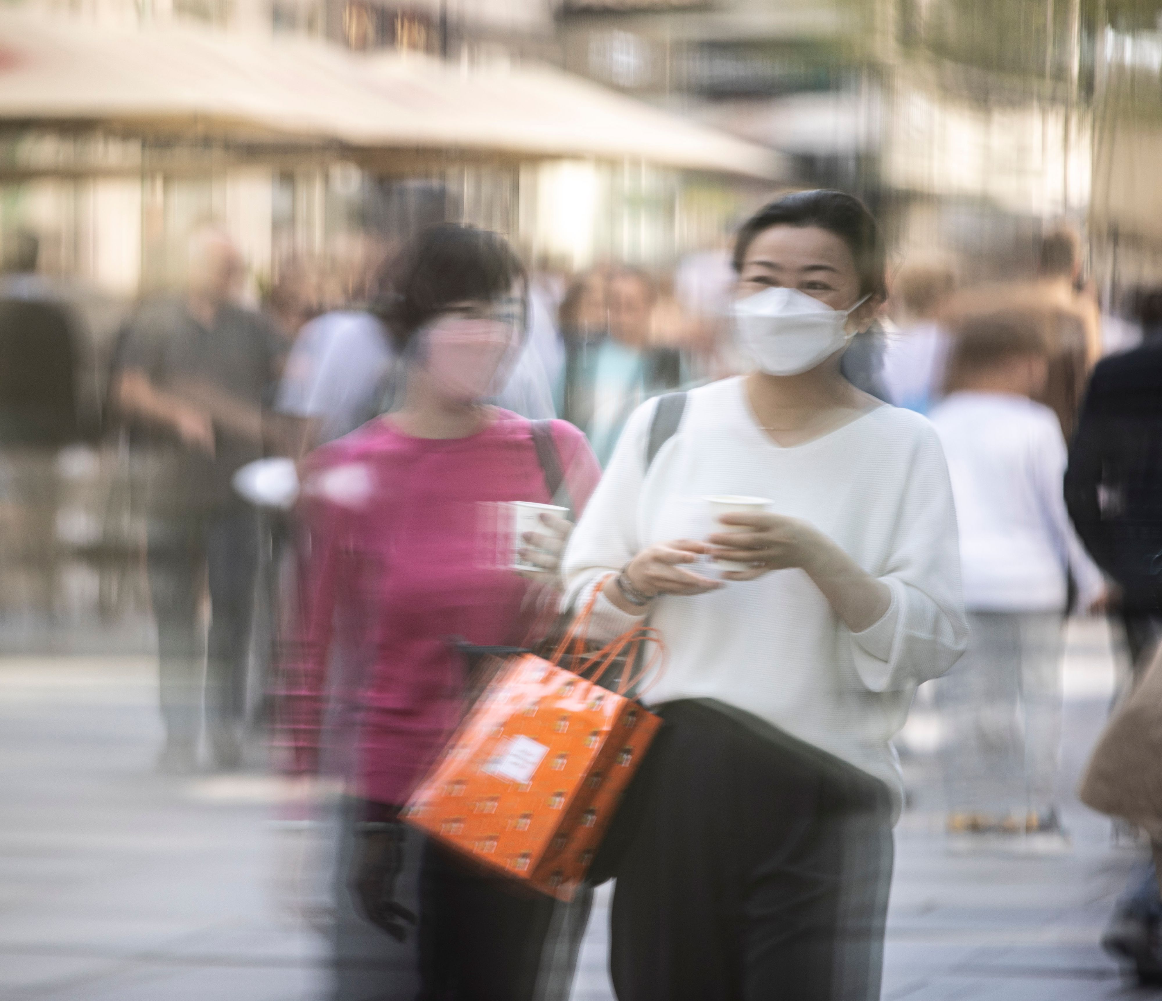 Trotz Fall der Maskenpflicht besteht die Möglichkeit, dass zum Wohle der Nächsten FFP2 & Co weiterhin im Alltag eingesetzt werden.