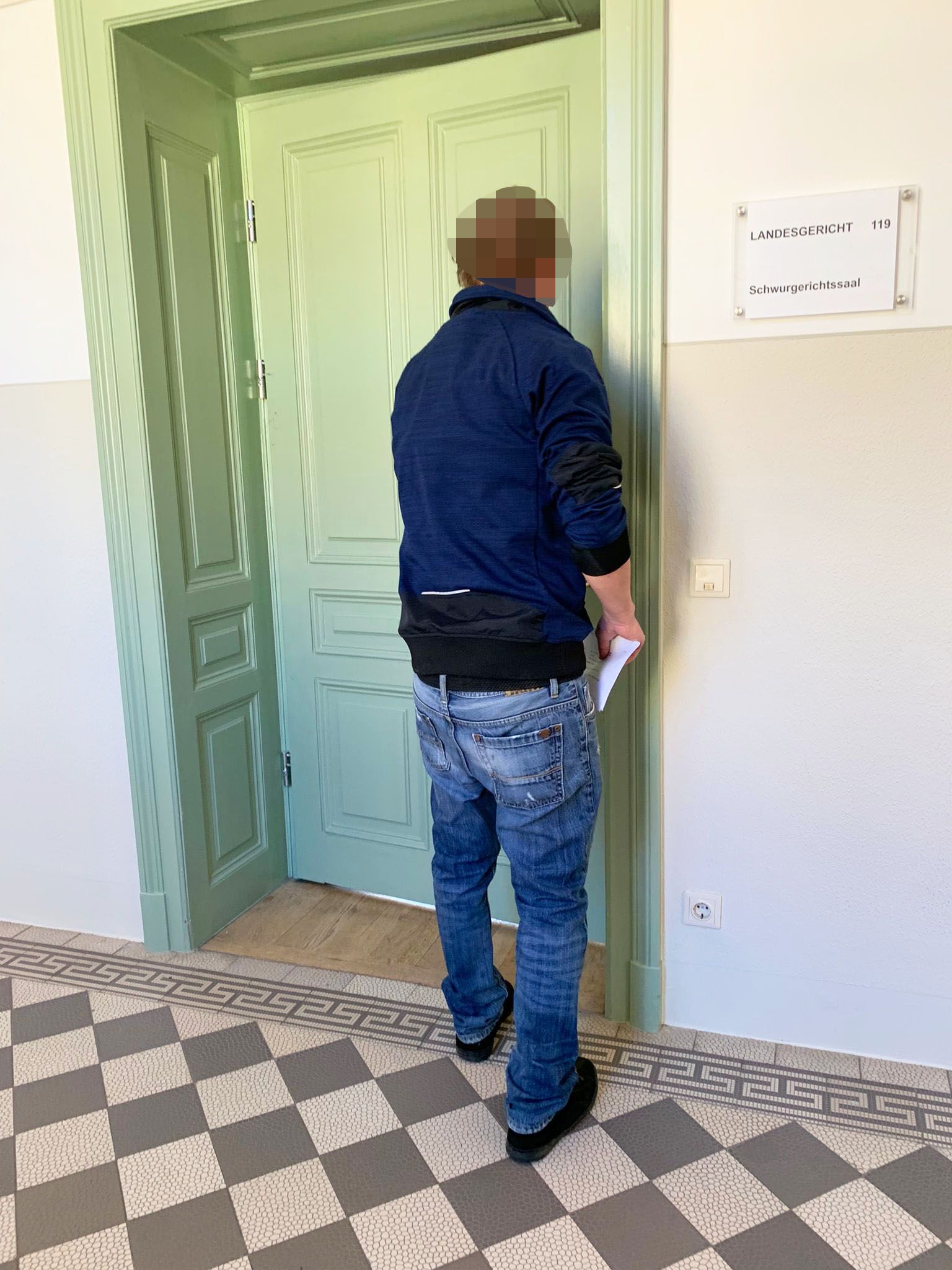 Der Angeklagte am Weg in den Gerichtssaal