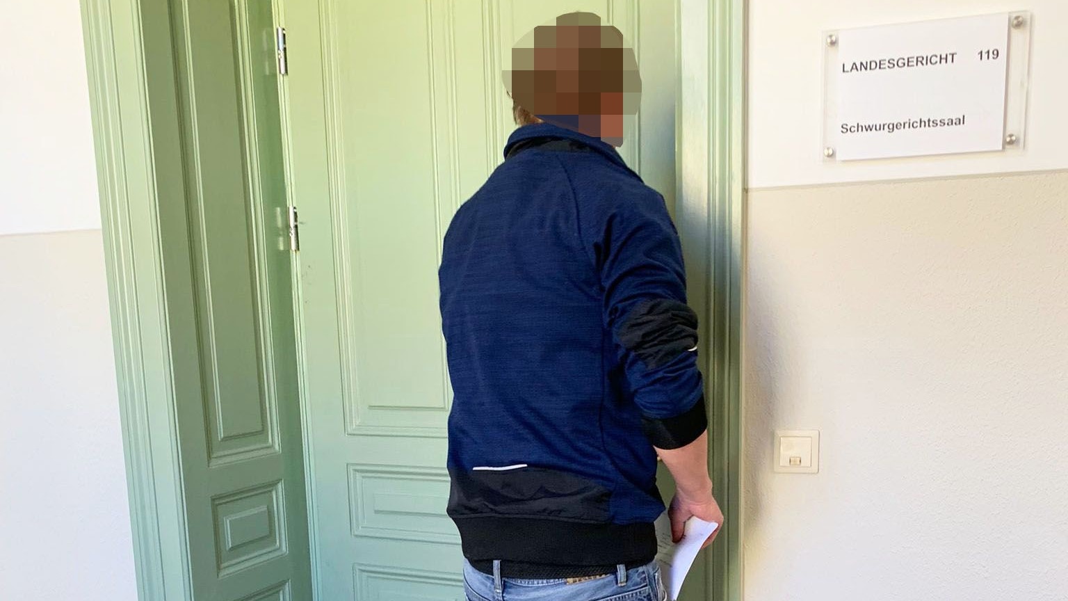 Der Angeklagte am Weg in den Gerichtssaal