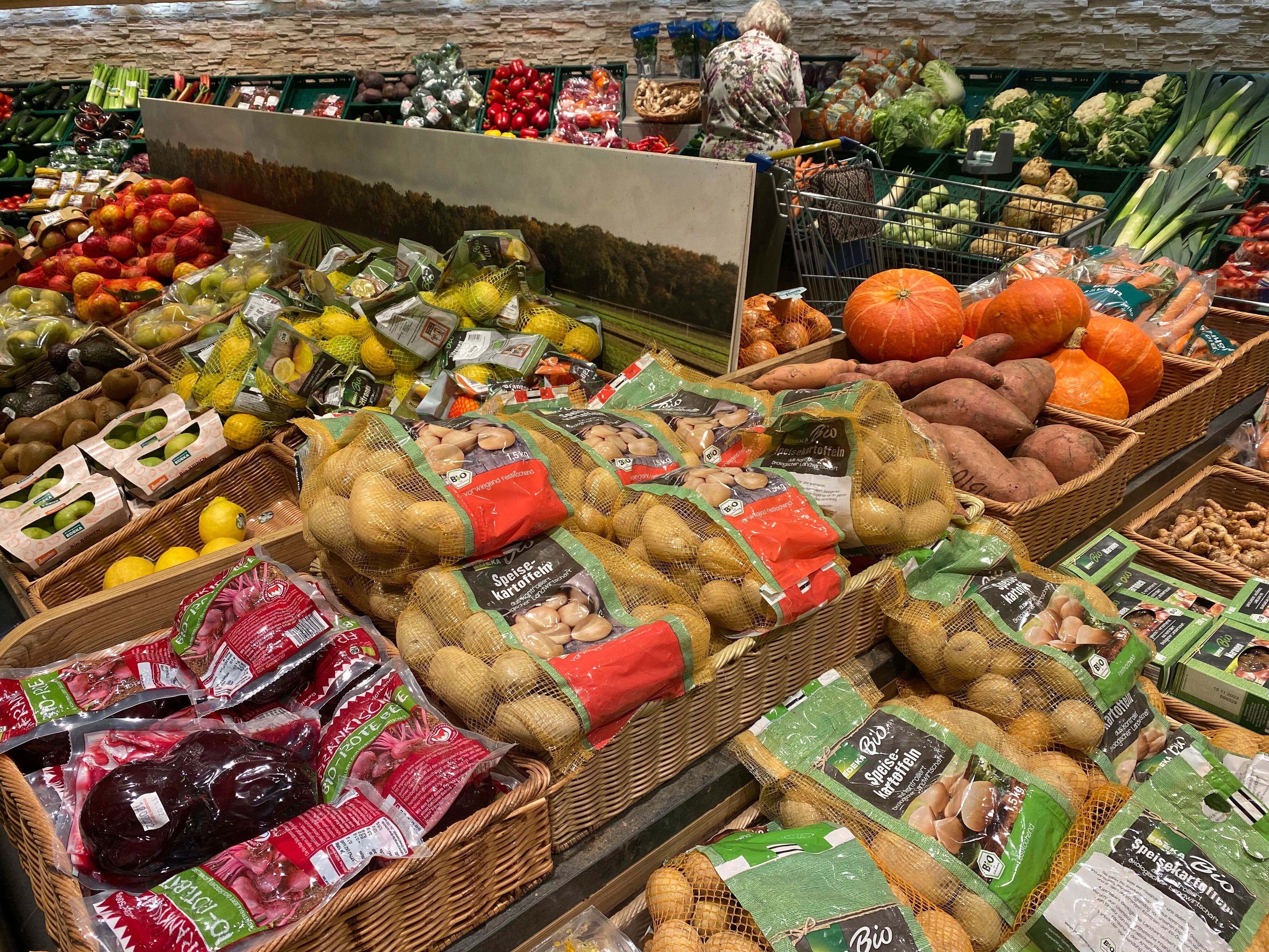 Download von www.picturedesk.com am 01.06.2022 (13:46).  CONSUMER PRICES: Inflation in Germany higher than expected. Shopping in a supermarket, vegetable counter. Purchasing, inflation, consumer prices, - 20220511_PD17488 - Rechteinfo: Rights Managed (RM)