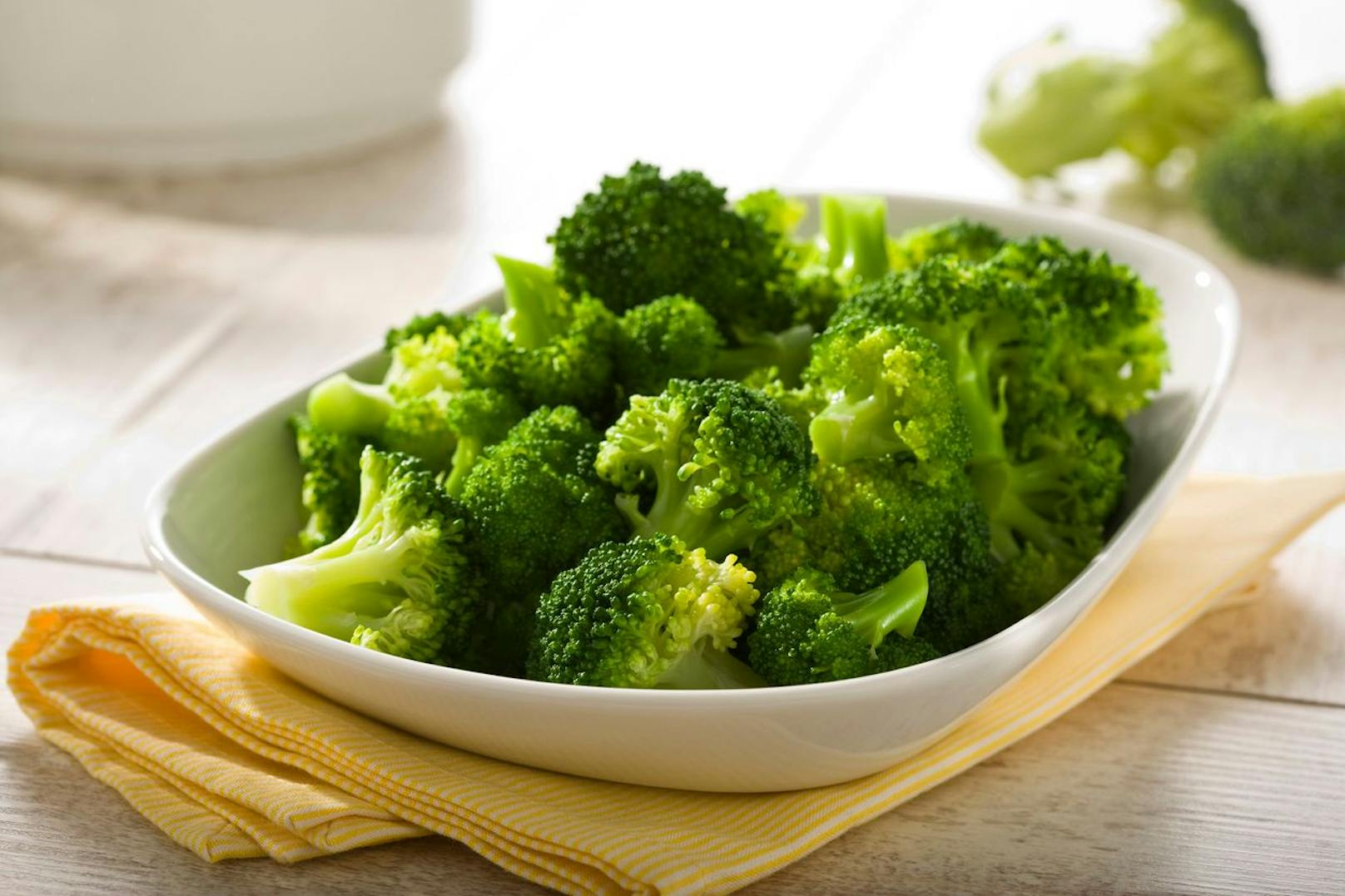 Brokkoli - Dieses gesunde Gemüse sollte frisch, knackig, grün und ausgereift im Kühlschrank gelagert werden. Falls nötig, dann kannst du das Essen auch in eine Frischhaltefolie einwickeln.