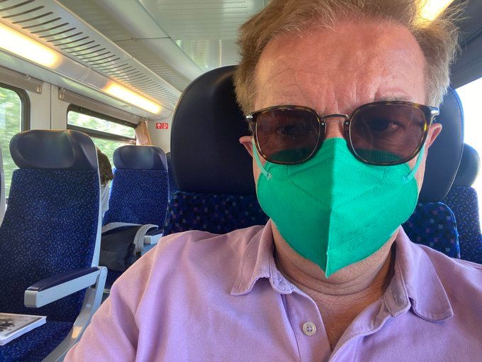 Rudolf Anschober trägt die Maske im Zug weiterhin.