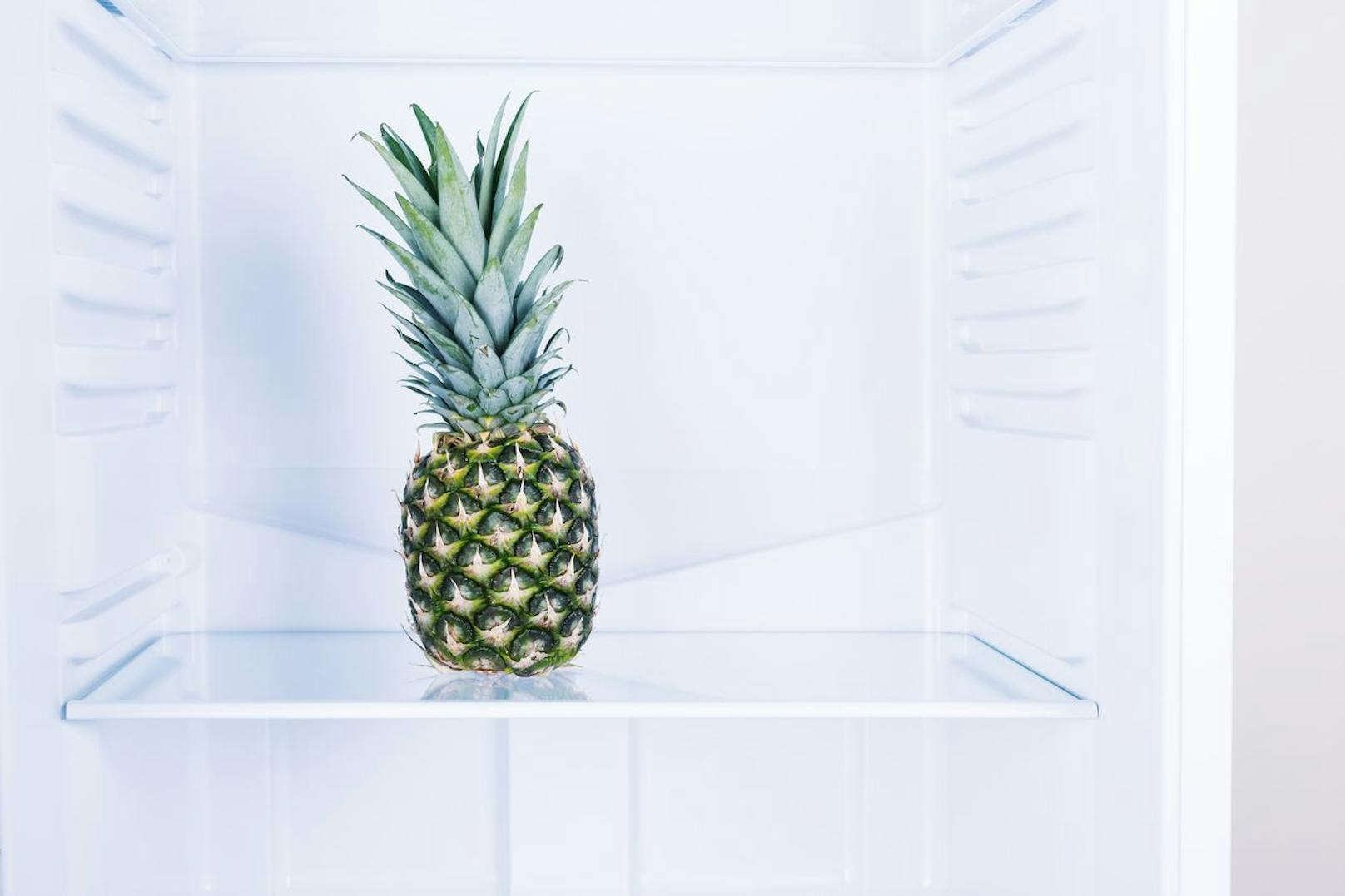 Ananas - Eine reife Ananas hält sich nicht lange, und eine unreife kannst du schon einmal gleich im Regal liegen lassen. Diese tropische Frucht schmeckt für wenige Tage erfrischend gut solange du sie im Kühlschrank aufbewahrst. 