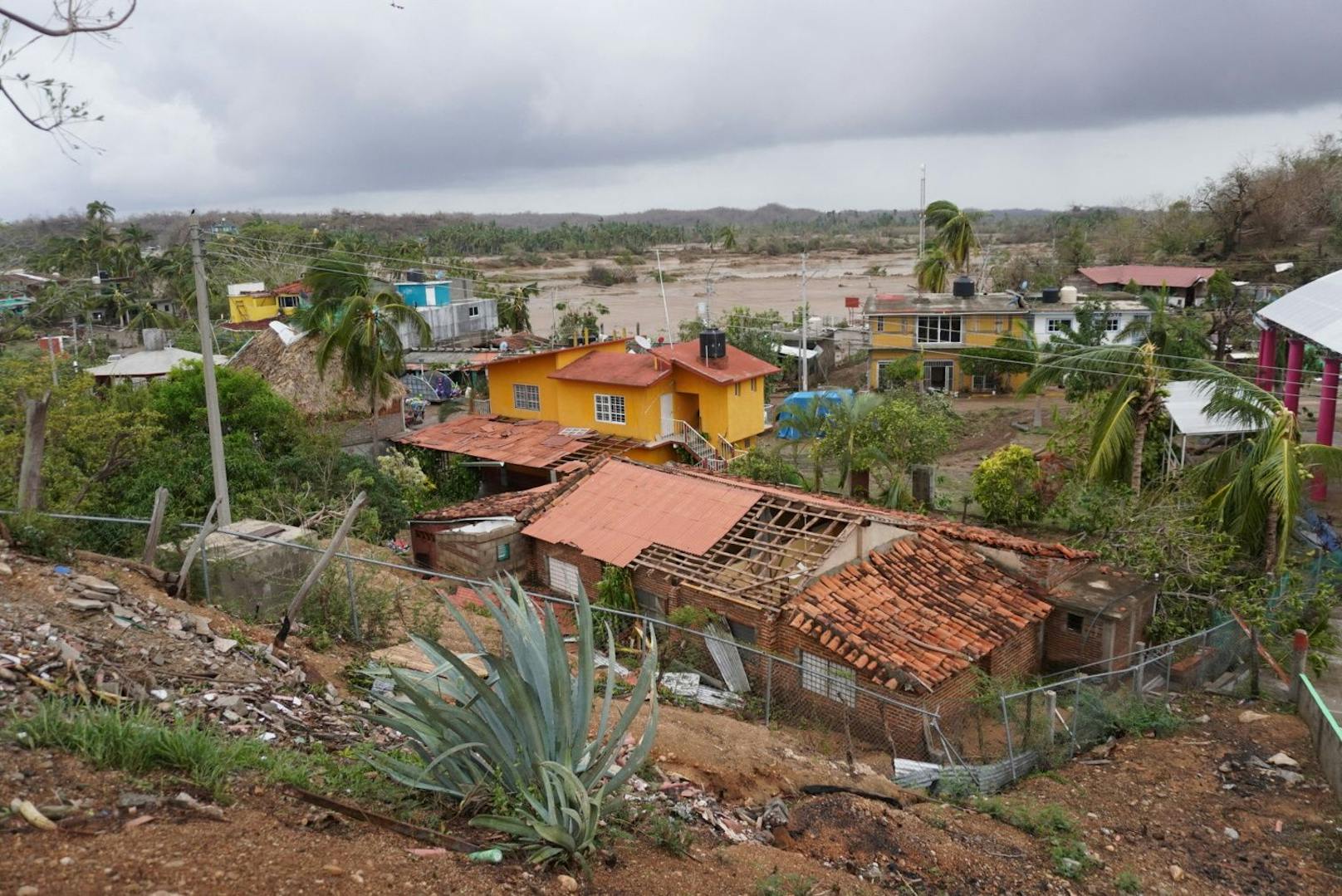 Mindestens zehn Menschen kamen nach ersten Angaben in Mexiko durch Hurrikan Agatha ums Leben. Zahlreiche werden noch vermisst.