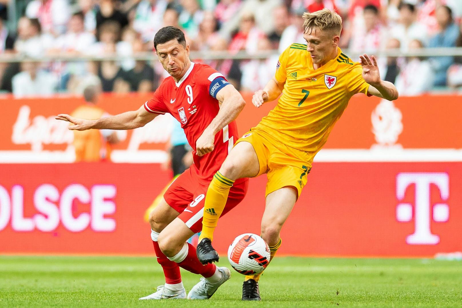 Lewandowski (l.) siegt mit Polen gegen Wales