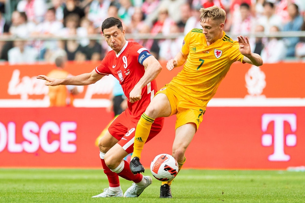 Lewandowski (l.) siegt mit Polen gegen Wales