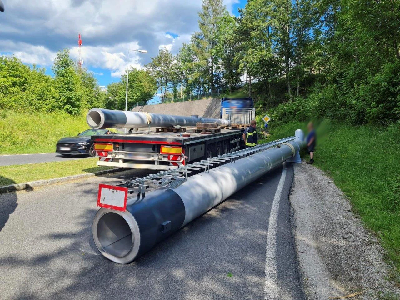 Lkw-Lenker verlor während der Fahrt Stahlmast
