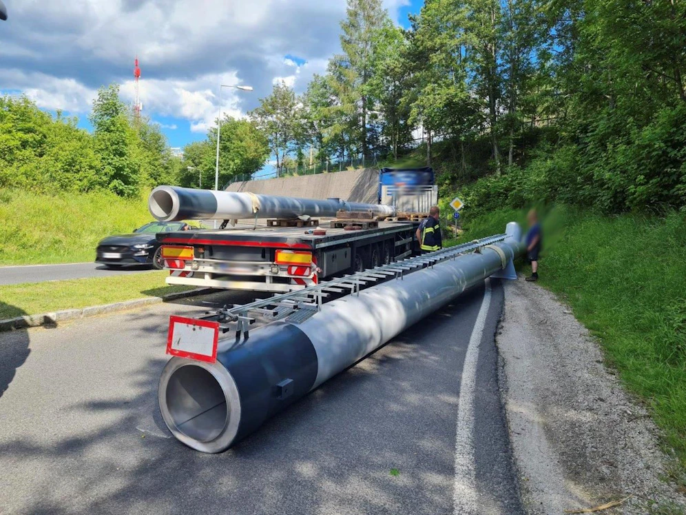 Lkw-Lenker verlor während der Fahrt Stahlmast