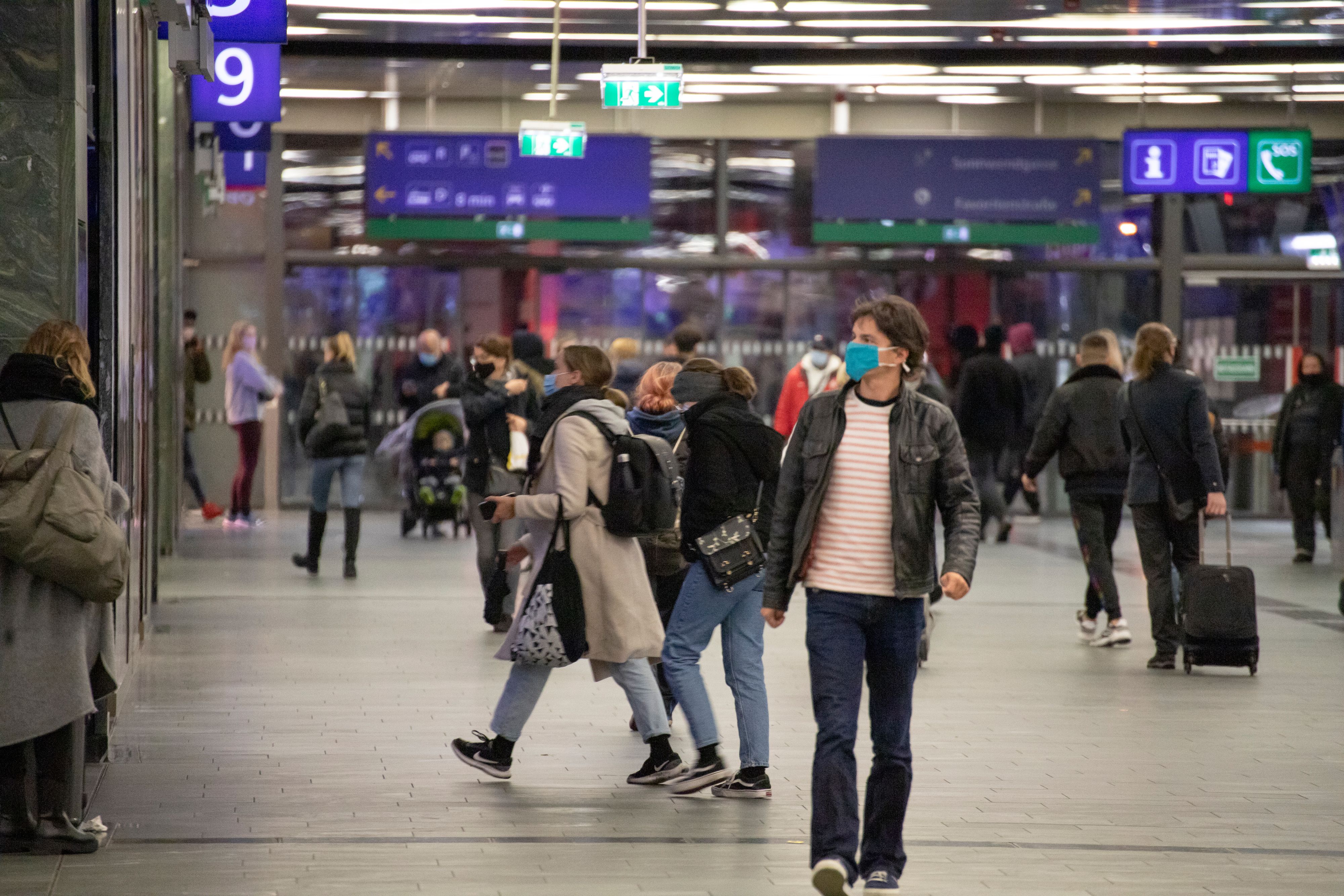 Der Wiener Hauptbahnhof – eigentlich unter Maskenpflicht. Doch es gibt kuriose Ausnahmen.