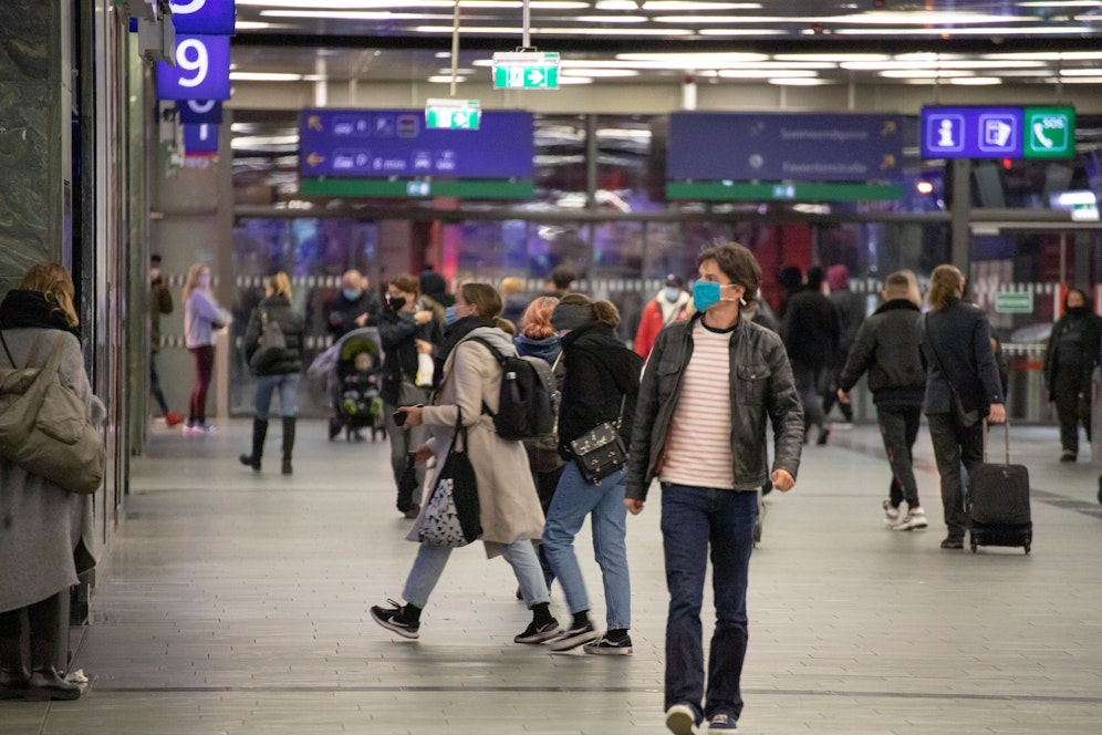 Der Wiener Hauptbahnhof – eigentlich unter Maskenpflicht. Doch es gibt kuriose Ausnahmen.