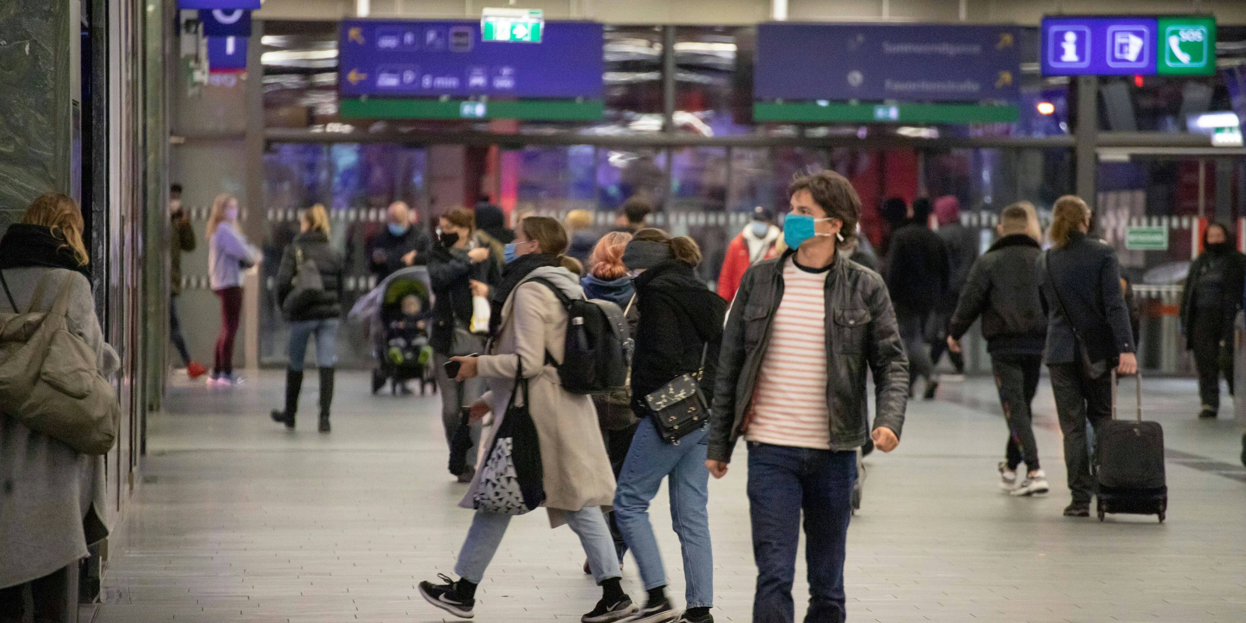 Der Wiener Hauptbahnhof – eigentlich unter Maskenpflicht. Doch es gibt kuriose Ausnahmen.