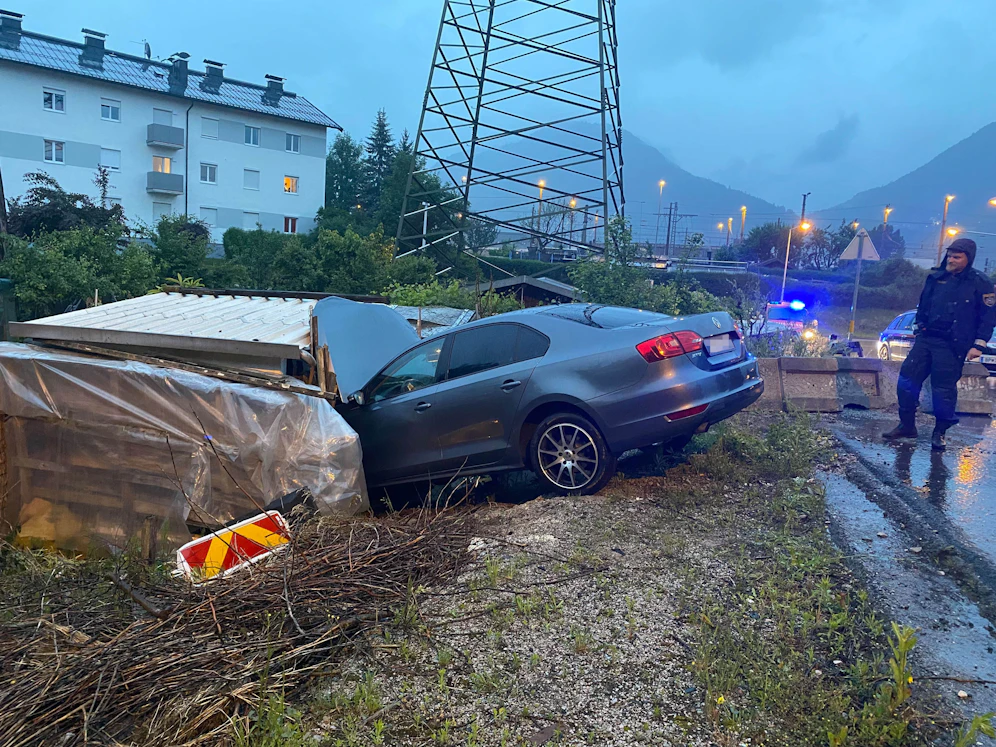 Der Alkolenker landete schließlich mit dem VW in einem Schrebergartenhaus.