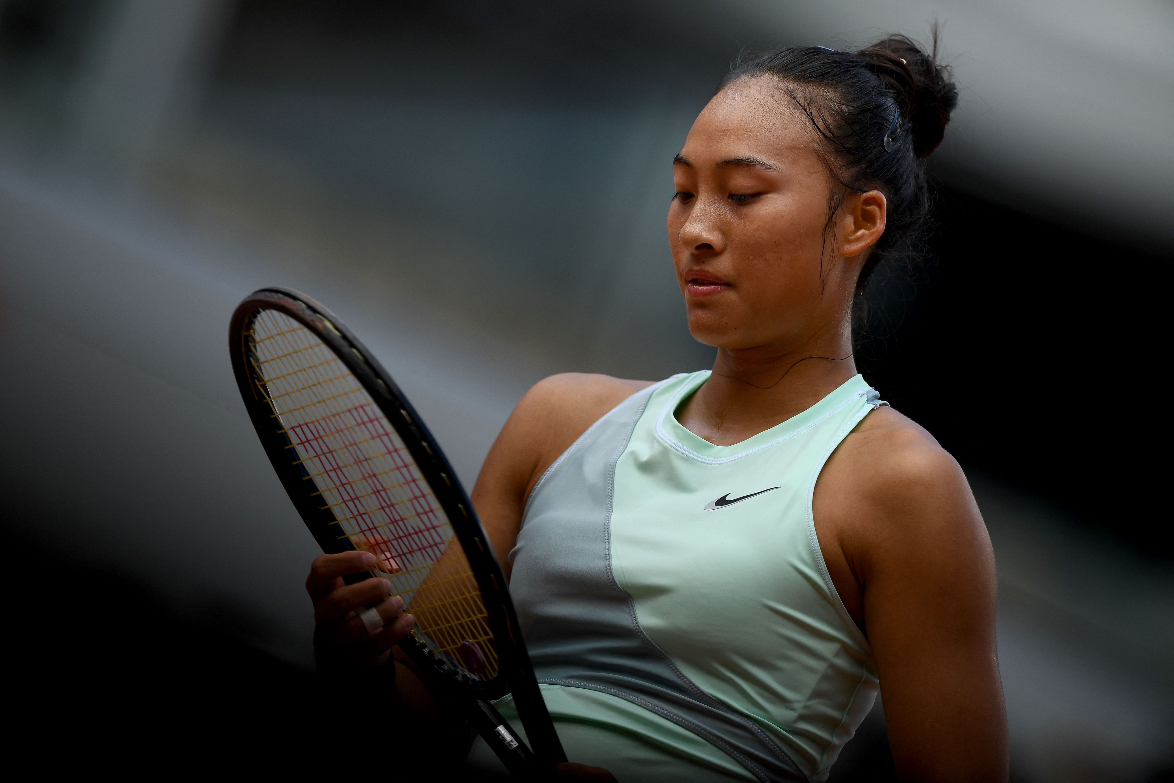 Download von www.picturedesk.com am 01.06.2022 (11:31).  China's Zheng Qinwen reacts as she plays against Poland's Iga Swiatek during their women's singles match on day nine of the Roland-Garros Open tennis tournament at the Court Philippe-Chatrier in Paris on May 30, 2022. (Photo by JULIEN DE ROSA / AFP) - 20220530_PD5544 - Rechteinfo: Rights Managed (RM) Nur für redaktionelle Nutzung! Werbliche Nutzung erfordert Freigabe: bitte schicken Sie uns eine Anfrage.