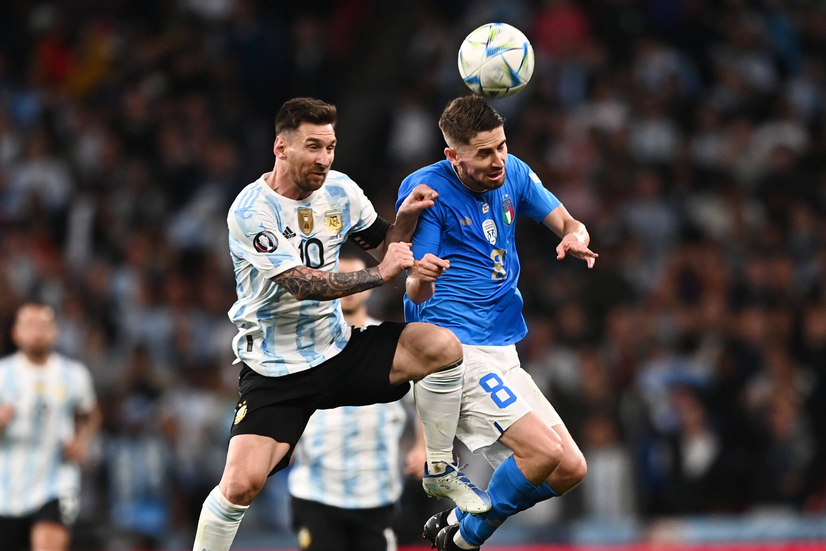 Lionel Messi (l.) siegt mit Argentinien gegen Italien