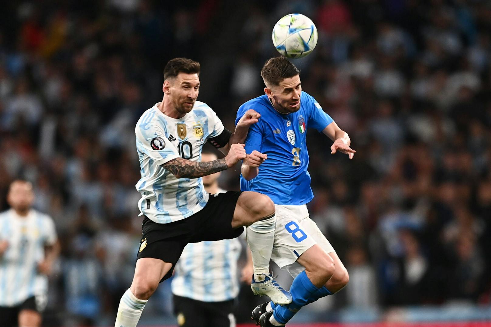 Lionel Messi (l.) siegt mit Argentinien gegen Italien