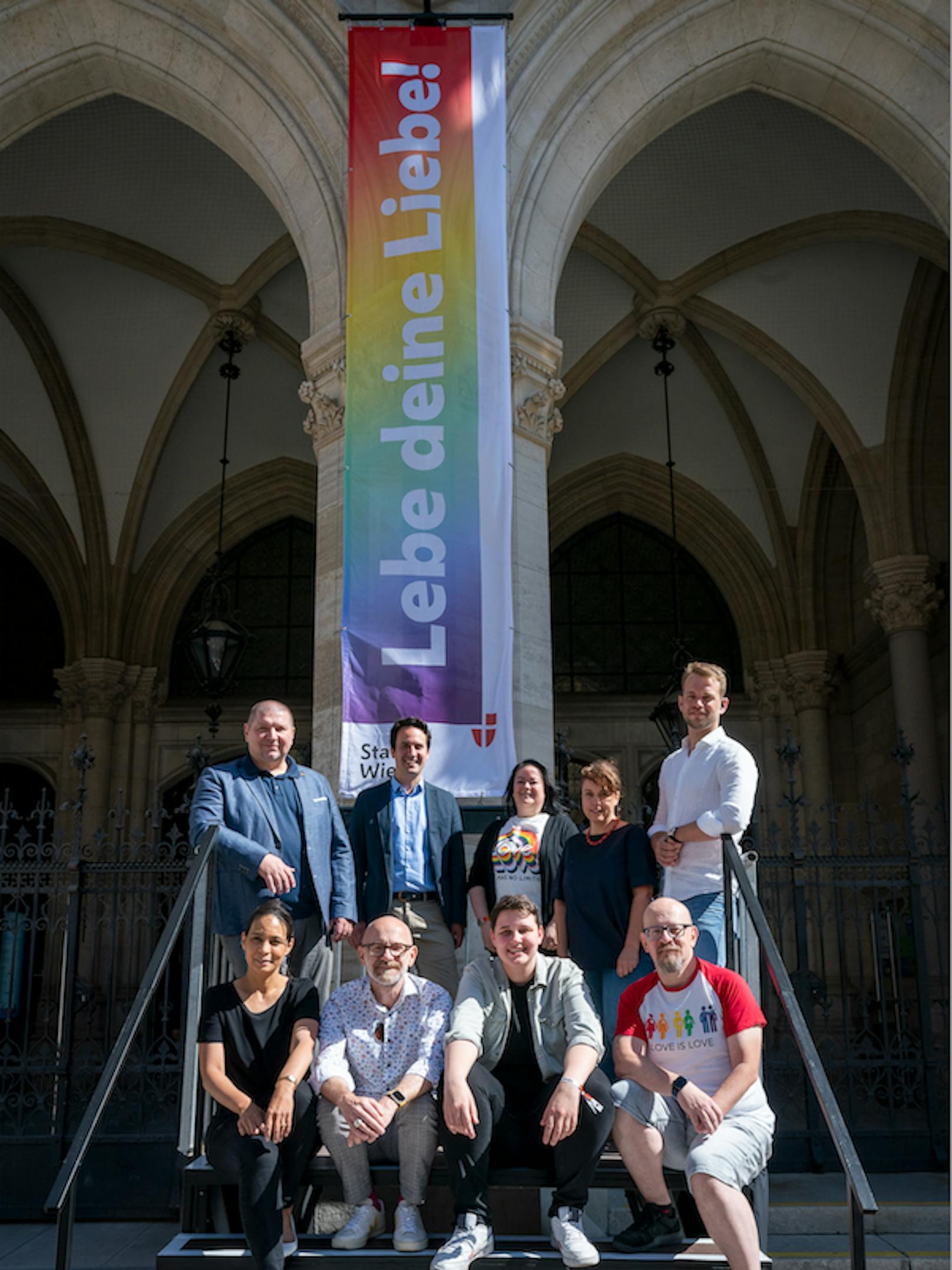 Zum Pride Month wurde am Rathaus gemeinsam mit der HOSI Wien, Vienna Pride Veranstalter Stonewall GmbH und Vizebürgermeister Christoph Wiederkehrr (Neos) die Regenbogenflagge gehisst.