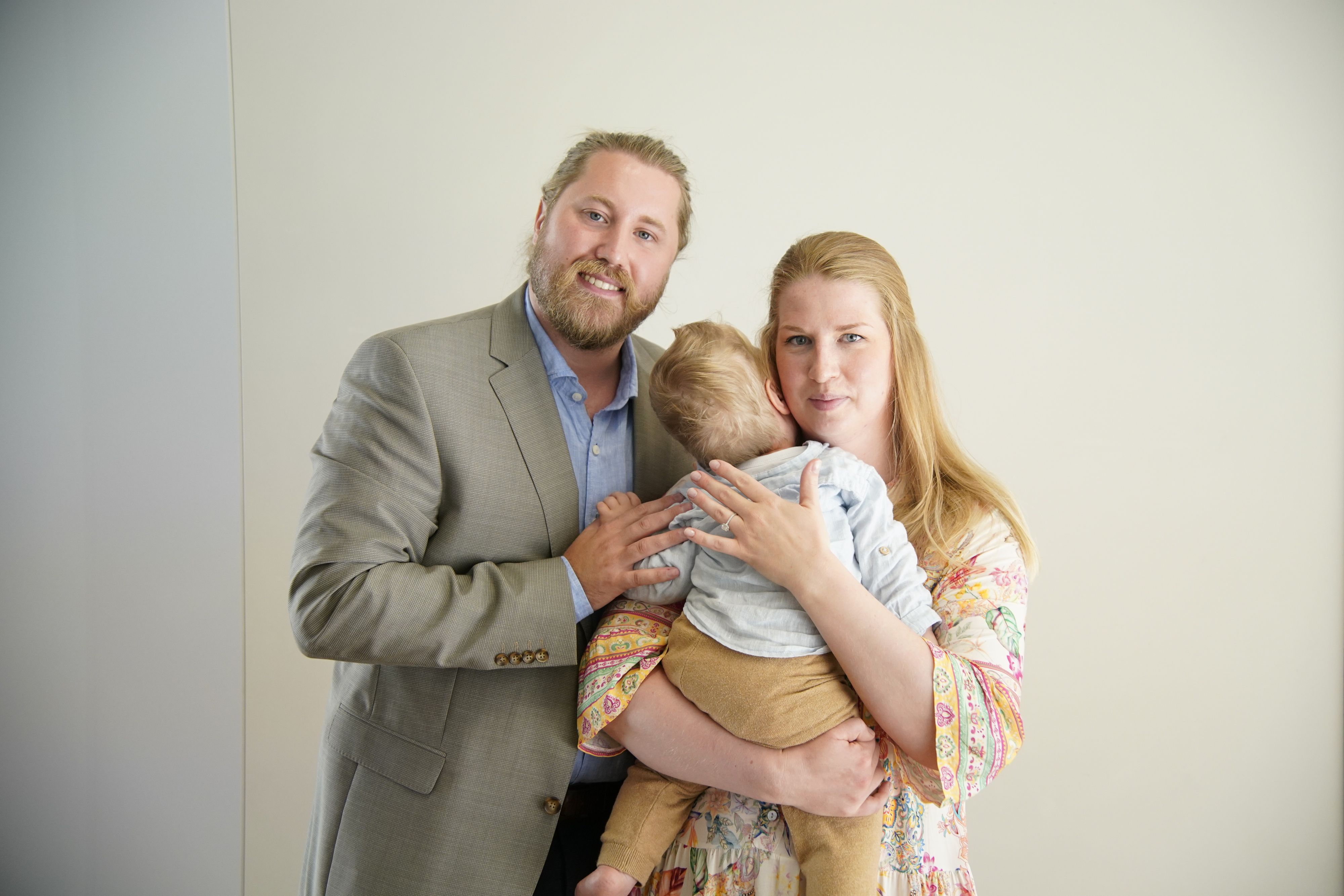 Lukas (30) und Sarah (29) mit dem kleinen Henry (1): Mit der Krankheit ihres Sohnes änderte sich das Leben der Familie von einem Tag auf den anderen.