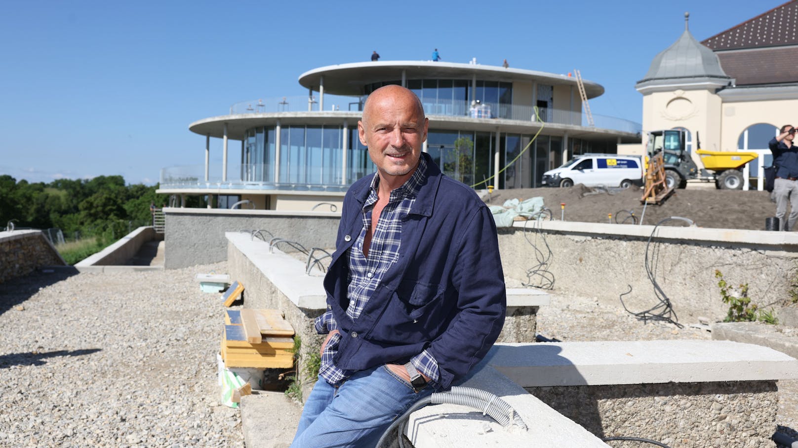 Unternehmer Bernd Schlacher will bis Ende September die Gebäude am Wiener Cobenzl neu eröffnen.