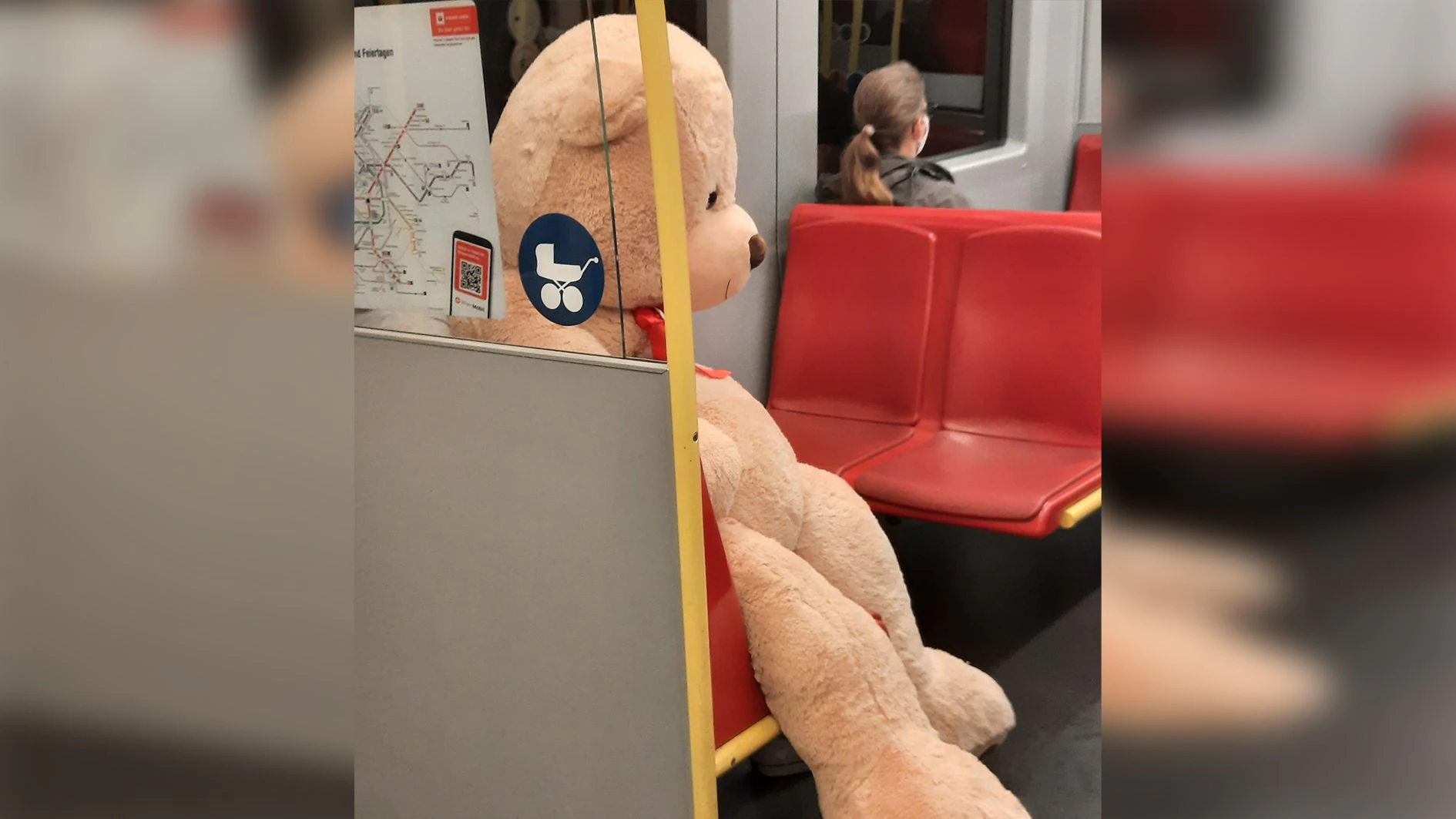 Das überdimensionale Stofftier war am Montag gegen 5.30 Uhr mit der U4 unterwegs.