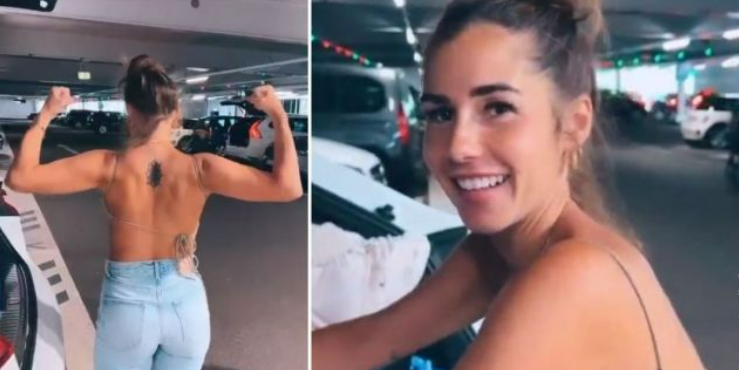 Sie zeigt stolz ihren Körper.