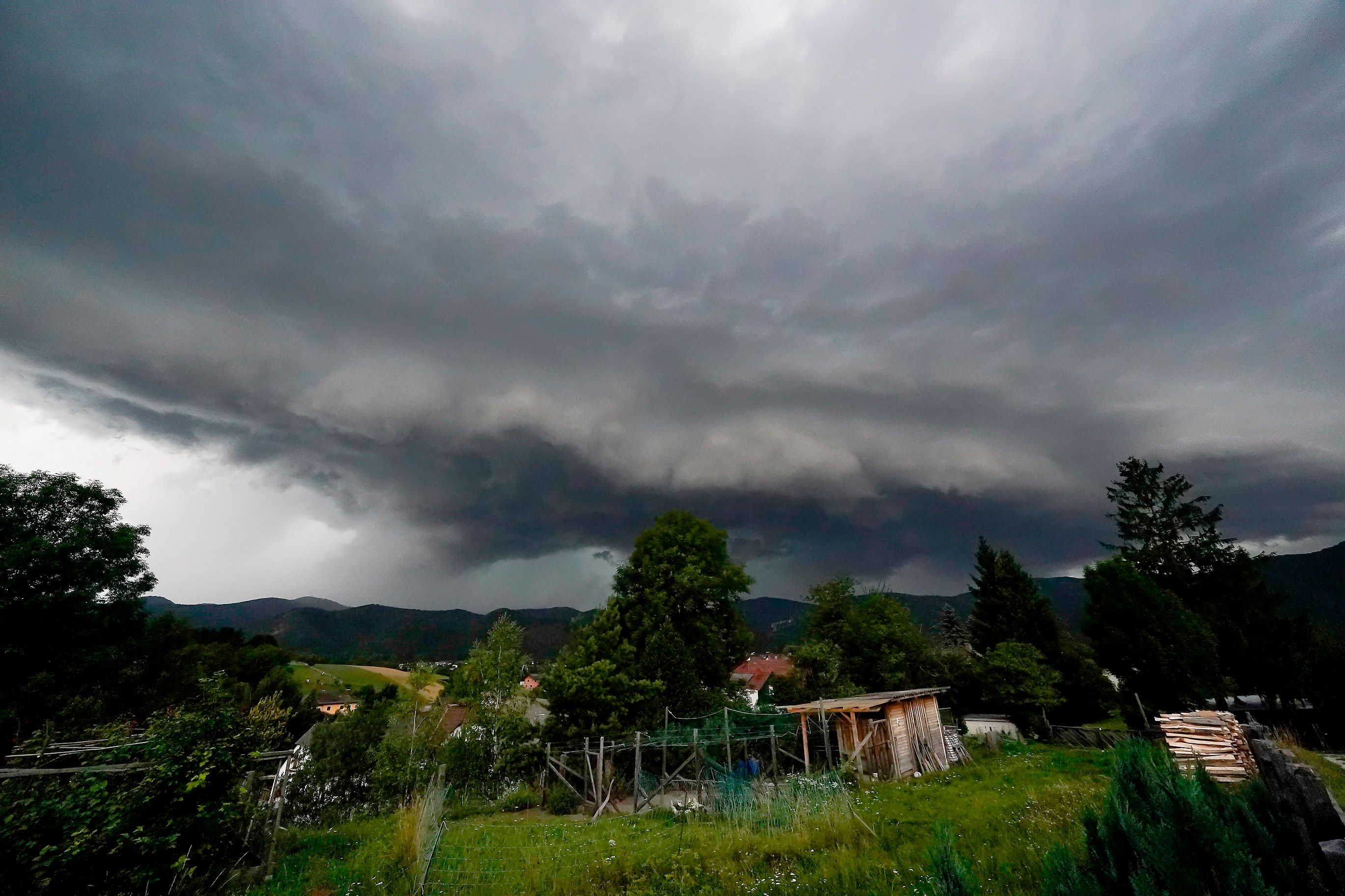 Eine Gewitterwolke zieht über dem Bezirk Neusiedl, Burgenland, auf. Archivbild.
