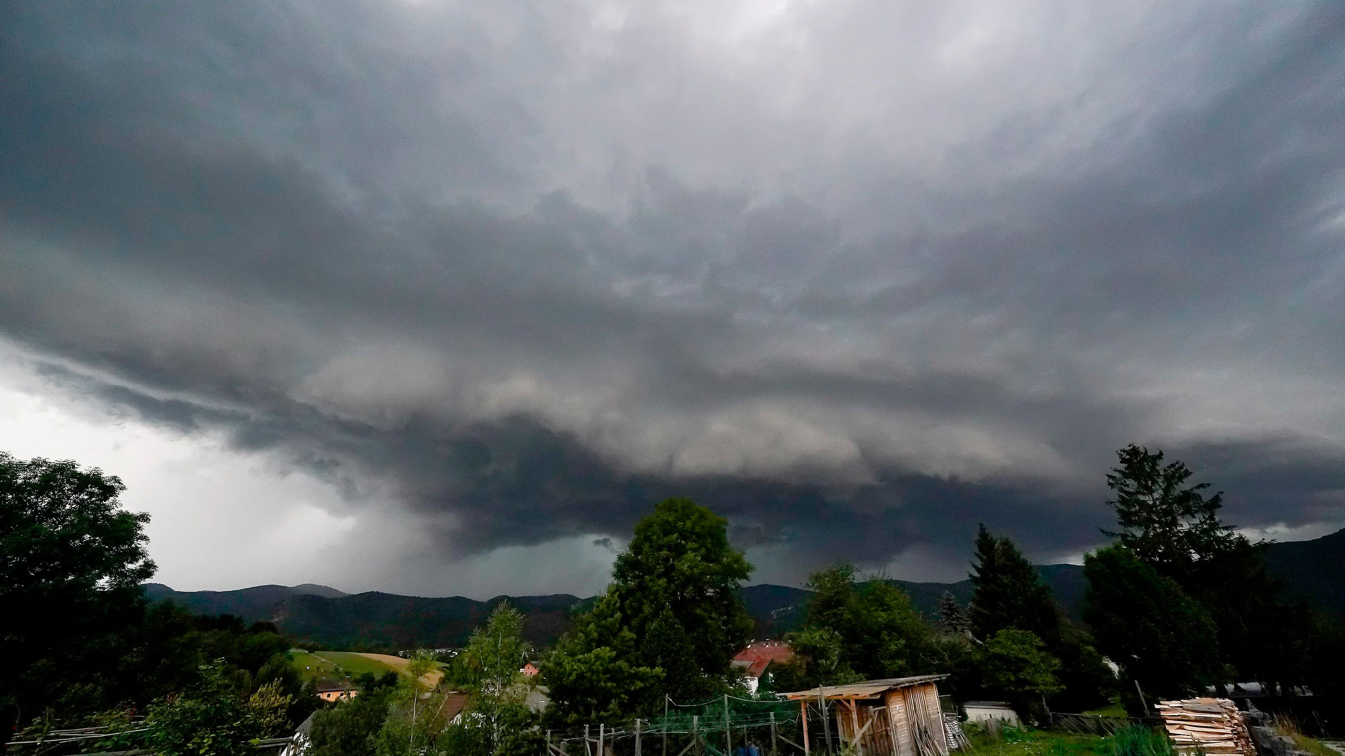 Eine Gewitterwolke zieht über dem Bezirk Neusiedl, Burgenland, auf. Archivbild.
