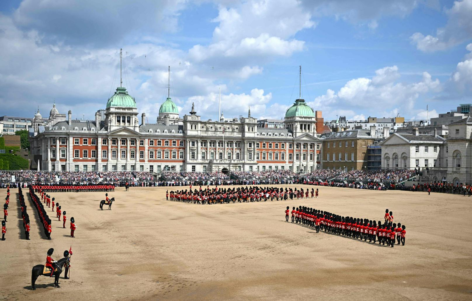 Die "Trooping of Colour"-Parade findet immer im Juni statt. Das Wetter soll in diesem Monat besser sein.