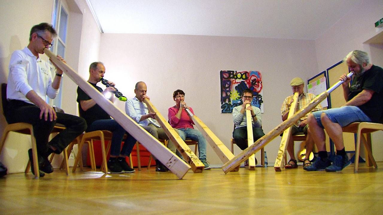 Die kleine Gruppe trifft sich regelmäßig, um das Didgeridoo-Spielen zu erlernen.