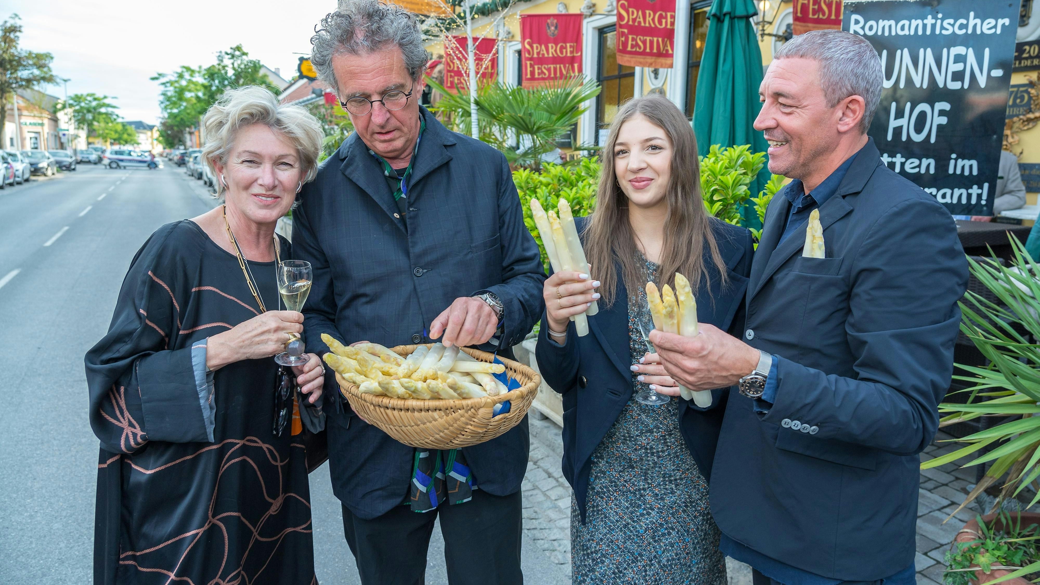 Evelyn und Walter Eselböck und Alain Weissgerber mit Tochter Rosa