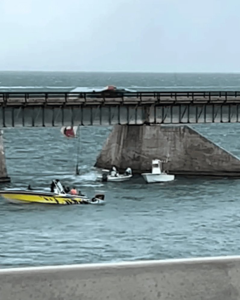 In Florida ist bei einem schweren Parasail-Unfall eine Frau ums Leben gekommen. Der Fallschirm krachte in die Old Seven Mile Bridge, nachdem der Kapitän das Kabel getrennt hat.
