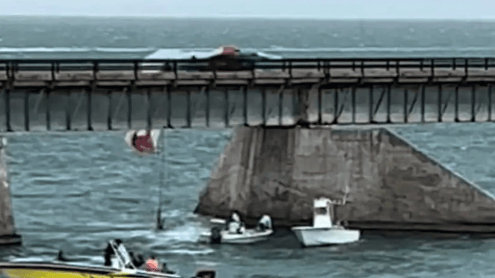 In Florida ist bei einem schweren Parasail-Unfall eine Frau ums Leben gekommen. Der Fallschirm krachte in die Old Seven Mile Bridge, nachdem der Kapitän das Kabel getrennt hat.