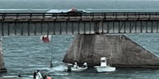Frau (33) kracht beim Parasailing in Brücke und stirbt