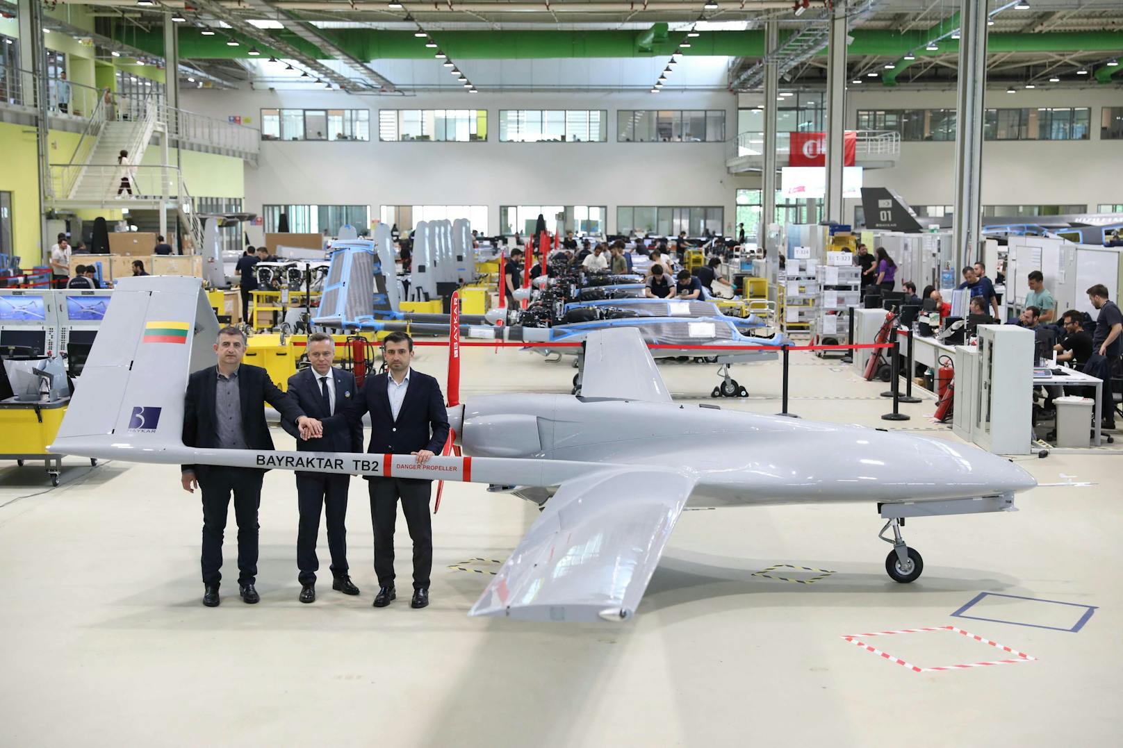 Litauens Vize-Verteidigungsminister Vilius Semeska (m.) in der Baykar-Drohnenfabrik mit CEO Haluk Bayraktar (r.) und CTO Selcuk Bayraktar l.L) in Istanbul.