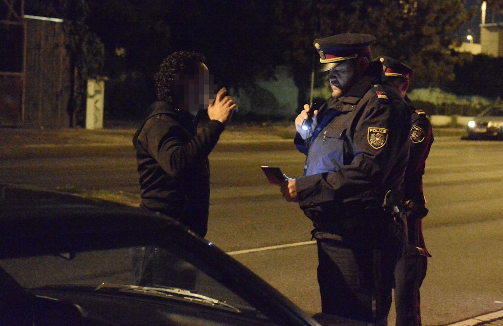 Polizisten im Rahmen eines Planquadrates in Wien. Wieder gingen Hunderte Lenker ins Netz.