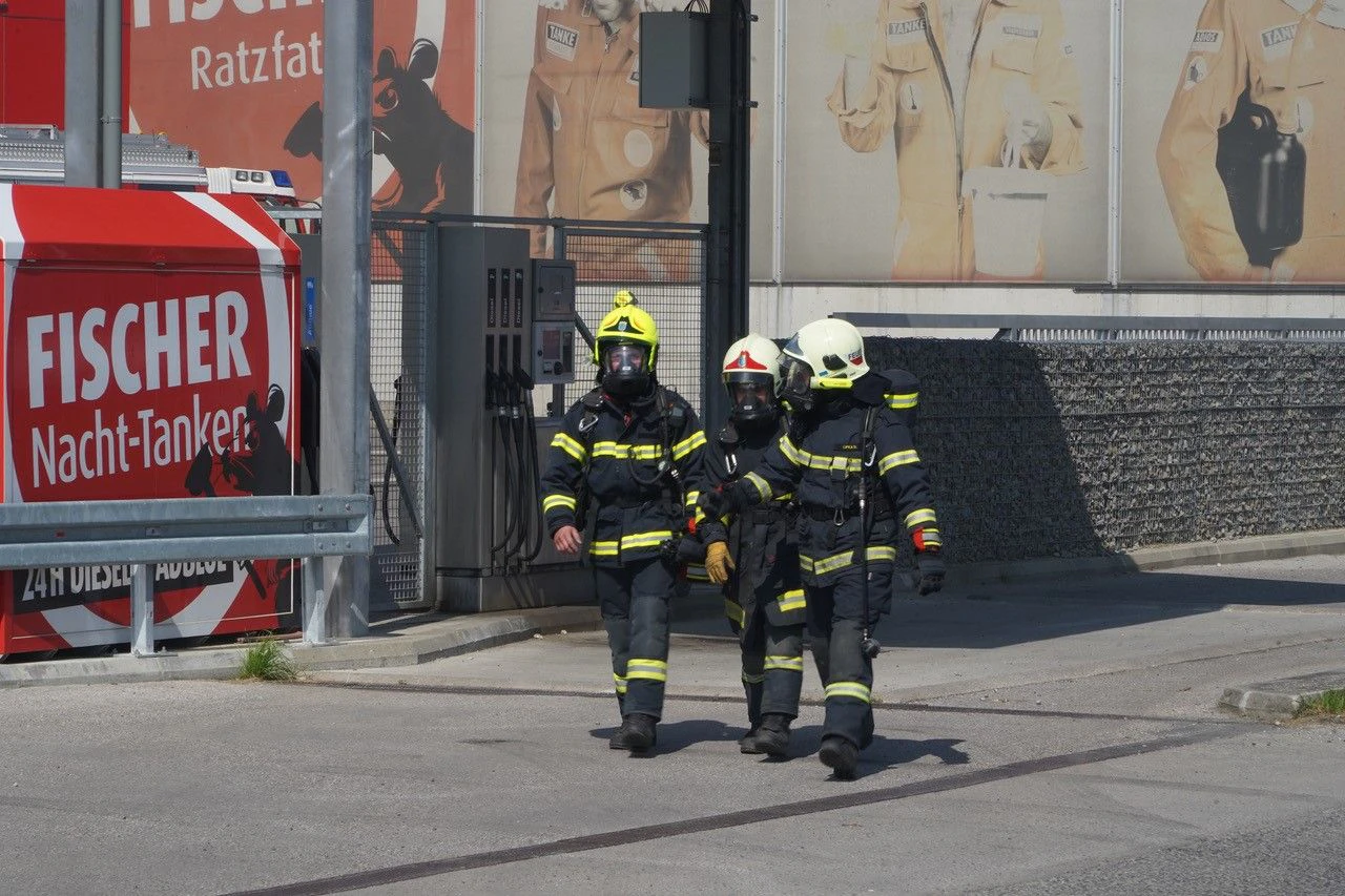 Die Feuerwehr mit Atemschutz im Einsatz.