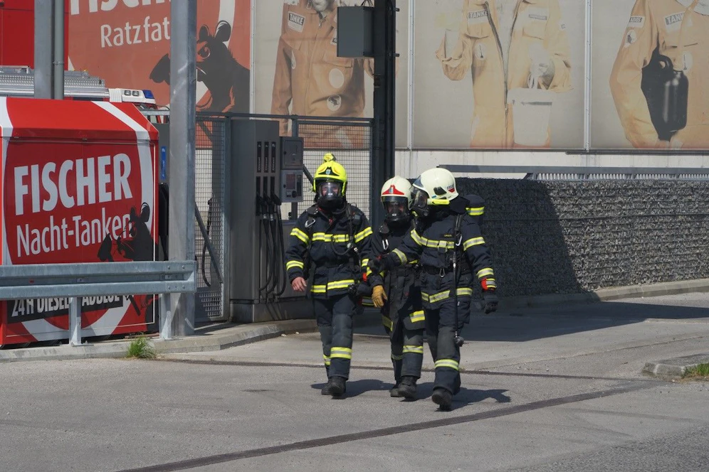 Die Feuerwehr mit Atemschutz im Einsatz.