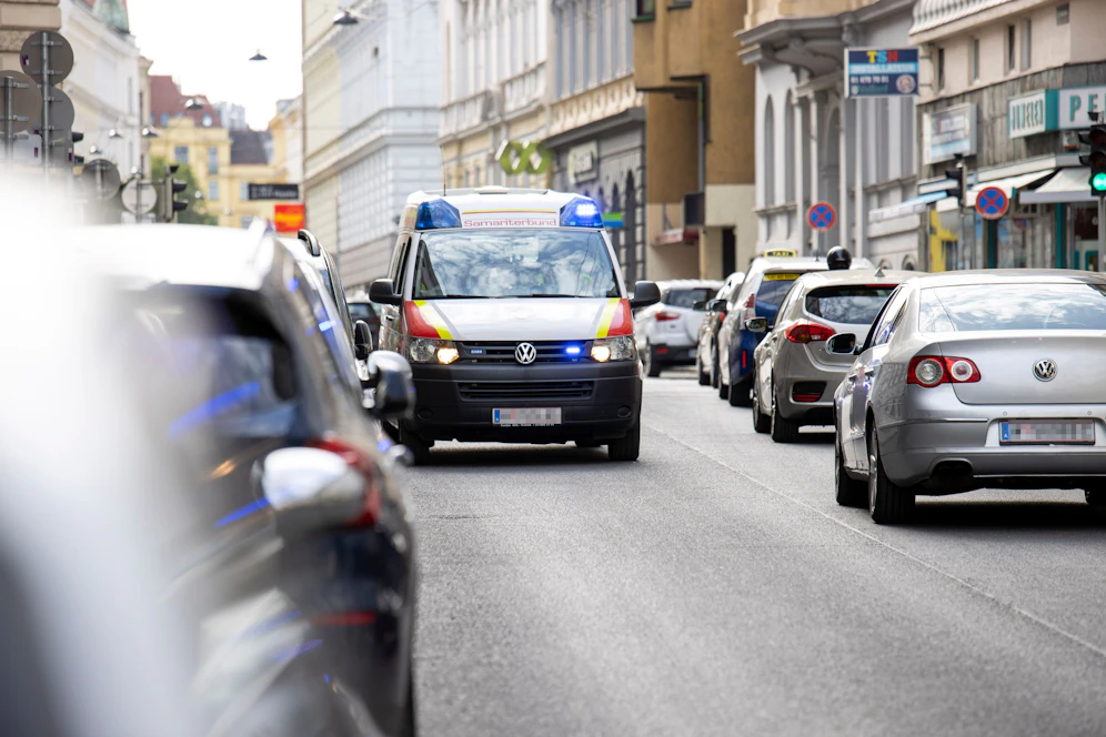 Die verletzte Frau wurde erstversorgt und in ein Wiener Spital eingeliefert.
