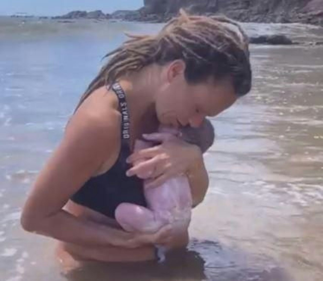 Heute.at - Frau gebärt ihr Kind ohne Hilfe in der Meeresbrandung